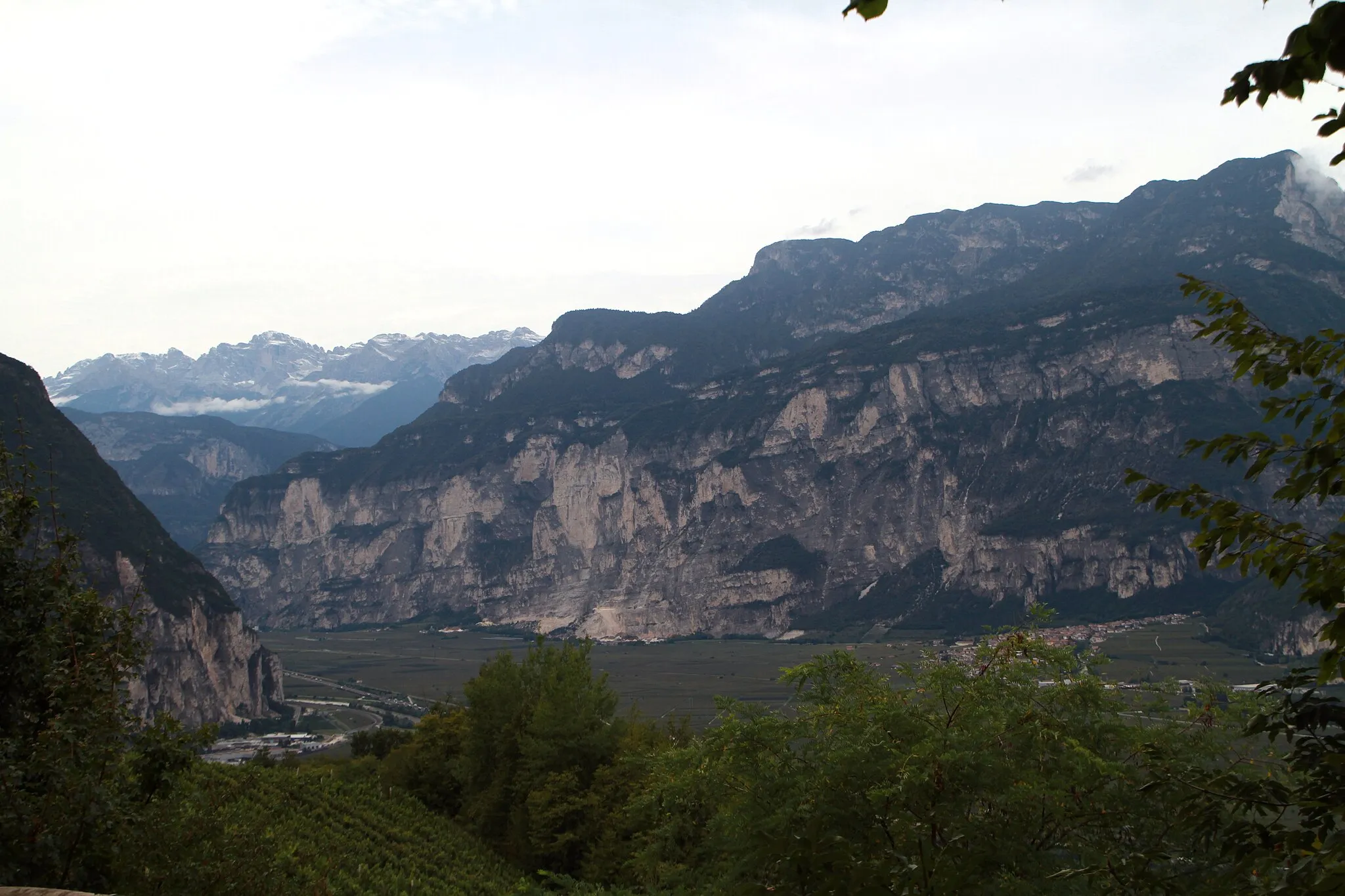 Photo showing: Buchholz (Salurn) - Blick zur Salurner Klause - Roverè della Luna mit der Cima Monticello und der Cima Roccapiana - Wiggerspitze- links dahinter (talwärts): Brenta-Gruppe.