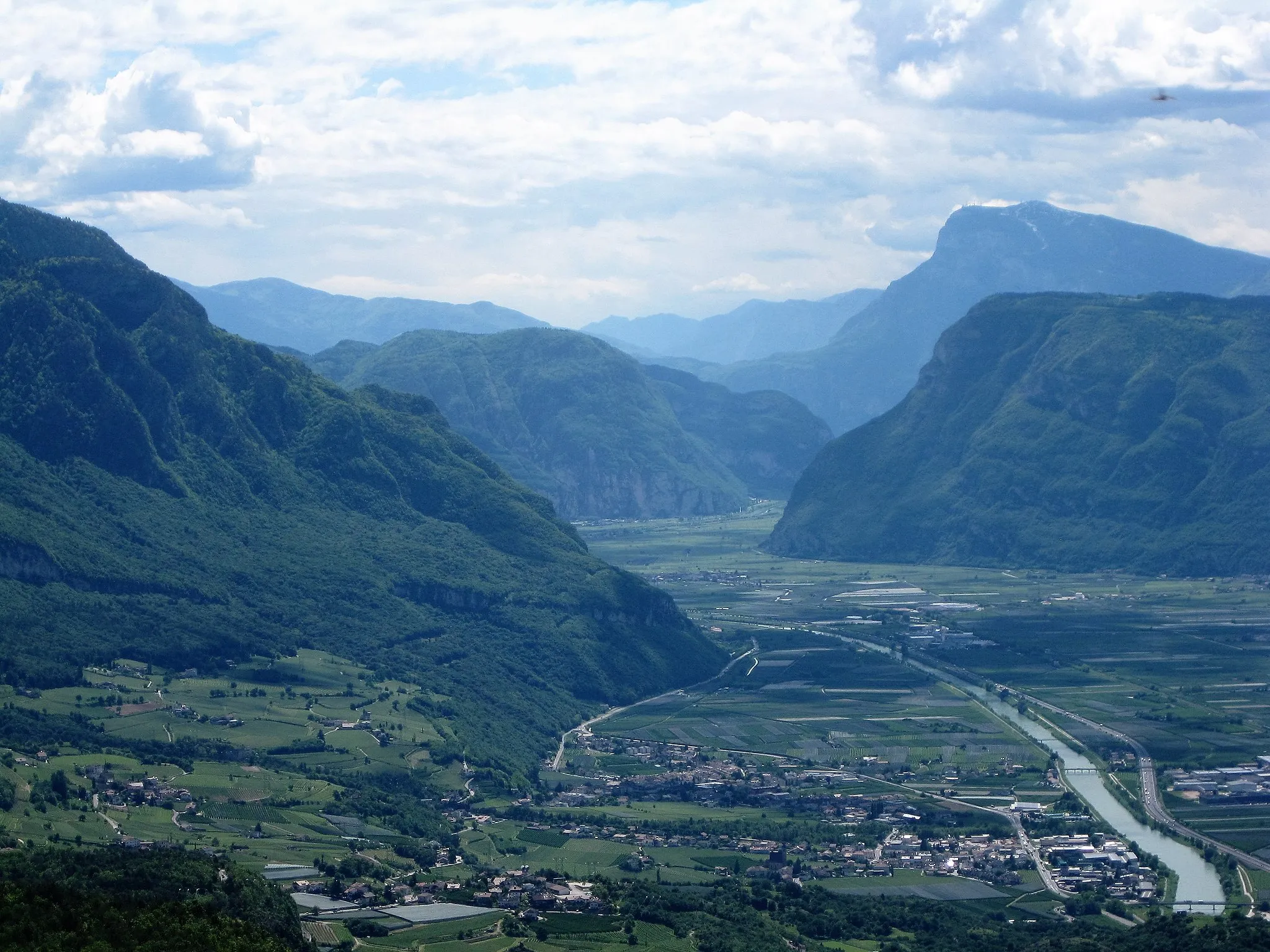 Photo showing: Blick auf das Unterland von der Rotwand in südliche Richtung, die Salurner Klause in der Bildmitte, im Vordergrund Neumarkt, im Hintergrund die Paganella