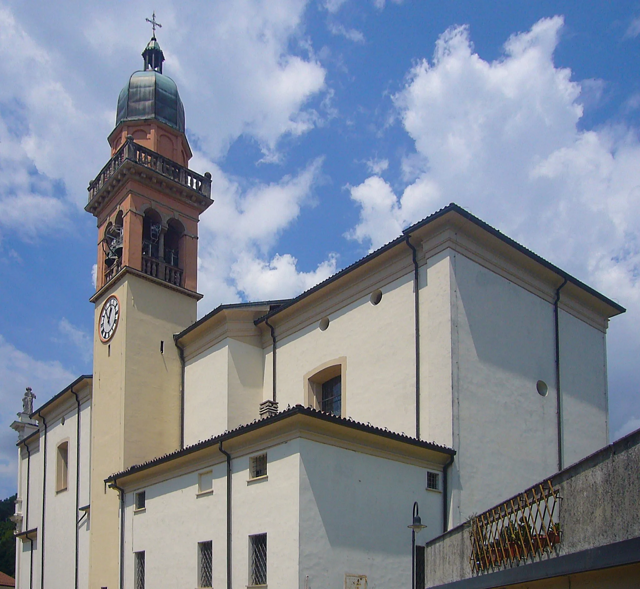 Photo showing: Il fianco meridionale della chiesa parrocchiale di Santa Maria di Valli del Pasubio (VI)
