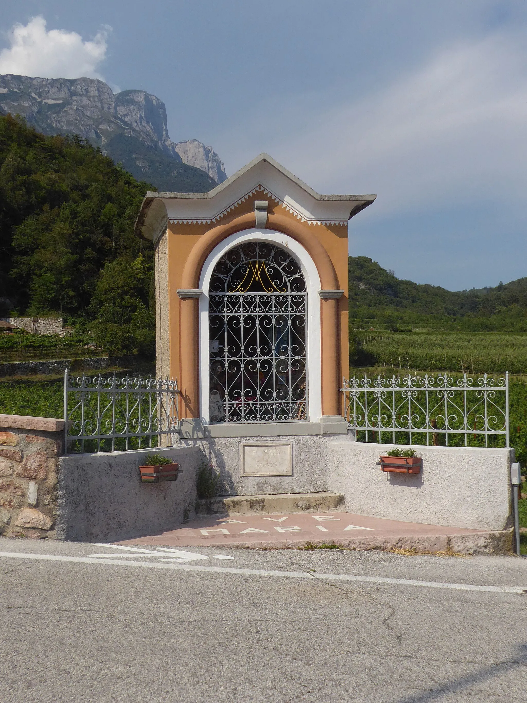 Photo showing: Covelo (Vallelaghi, Trentino, Italy) - Wayside shrine dedicate to Our Lady of Lourdes