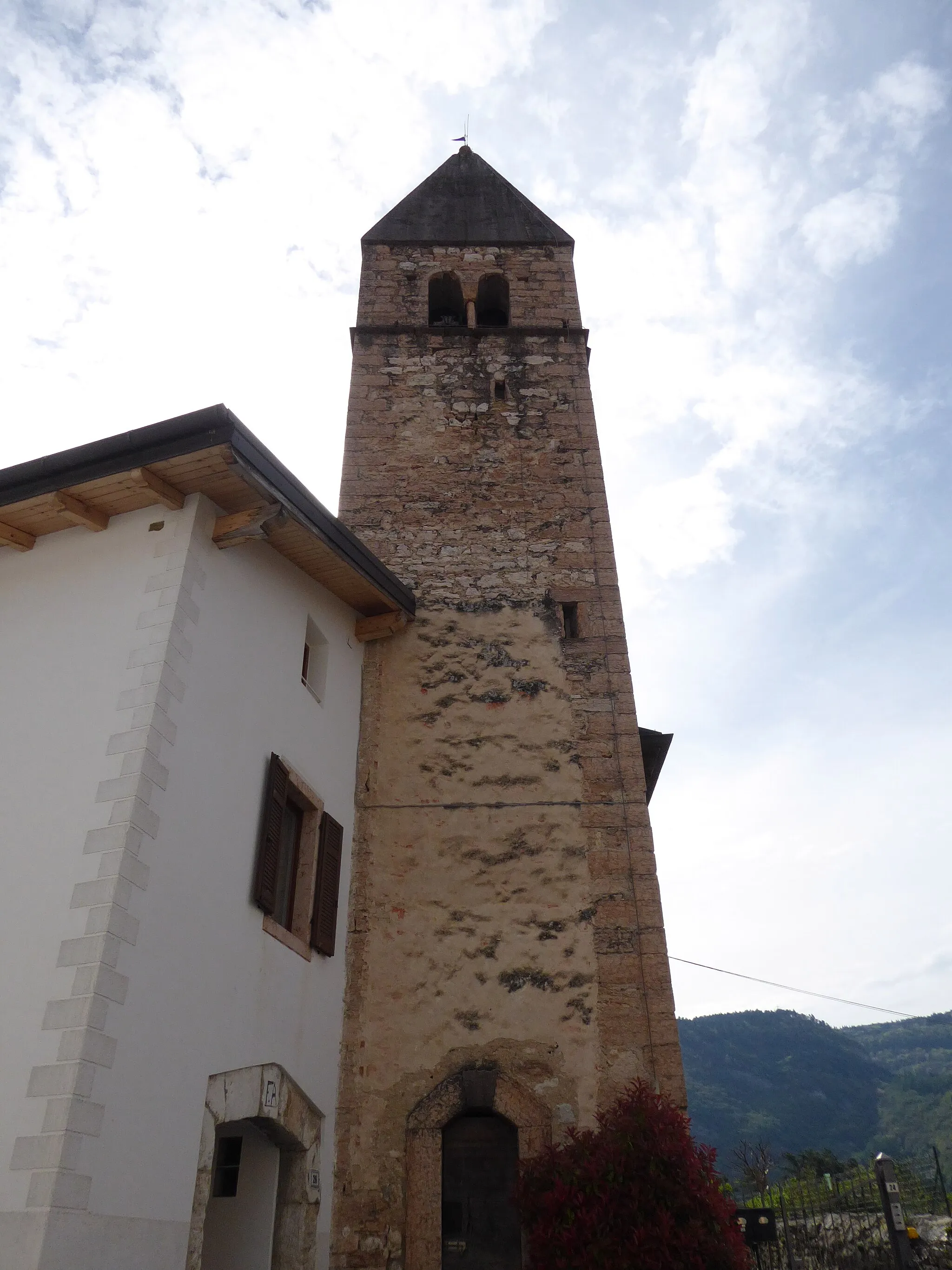 Photo showing: Cadine (Trento, Italy) - The belltower with the former Saint Helen church (now a house)
