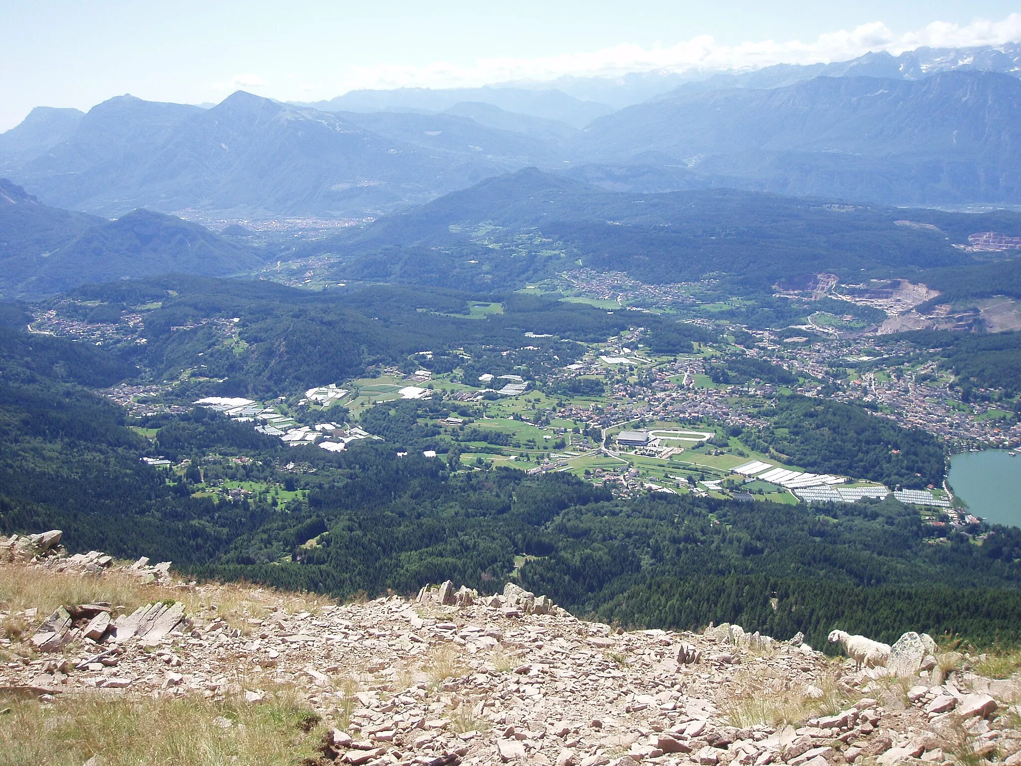 Photo showing: Panorama verso l'altopiano di Pinè dalla cima del Dosso di Costalta