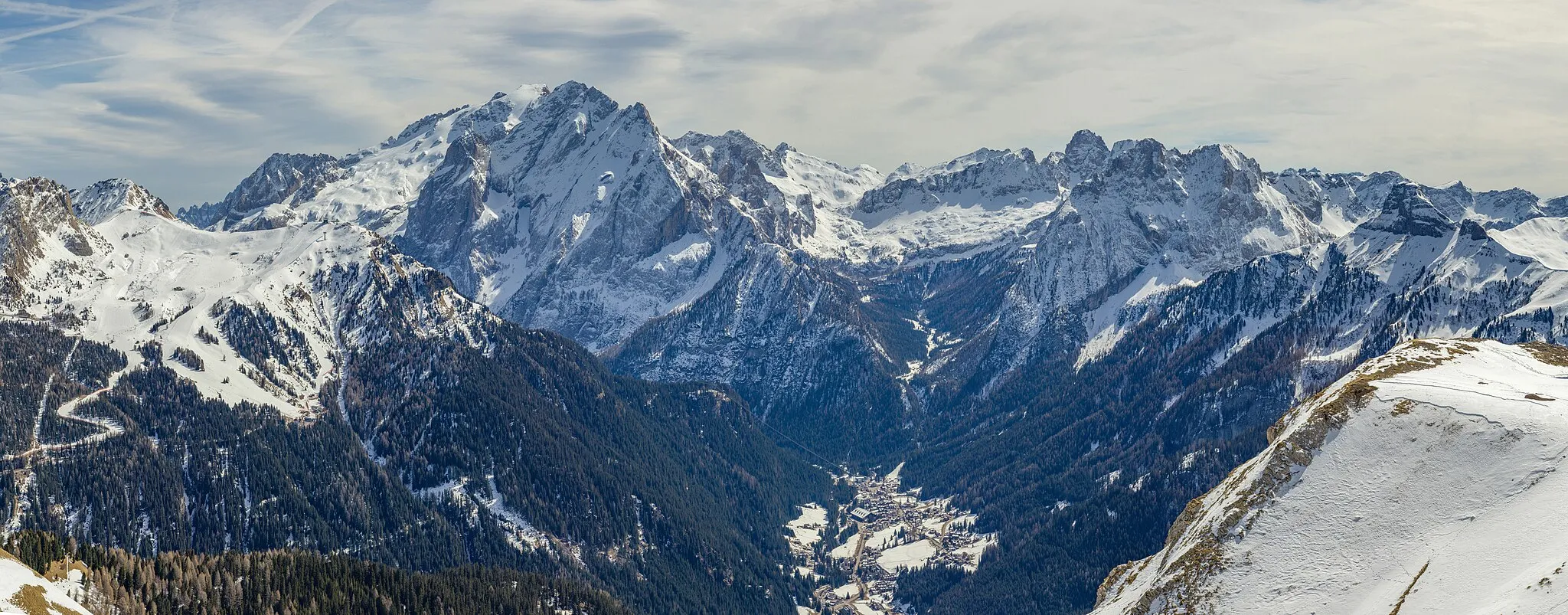 Photo showing: The skiing area Belvedere, The Marmolada peak, Ciampac from the Col Rodella in the Val di Fassa Dolomites.