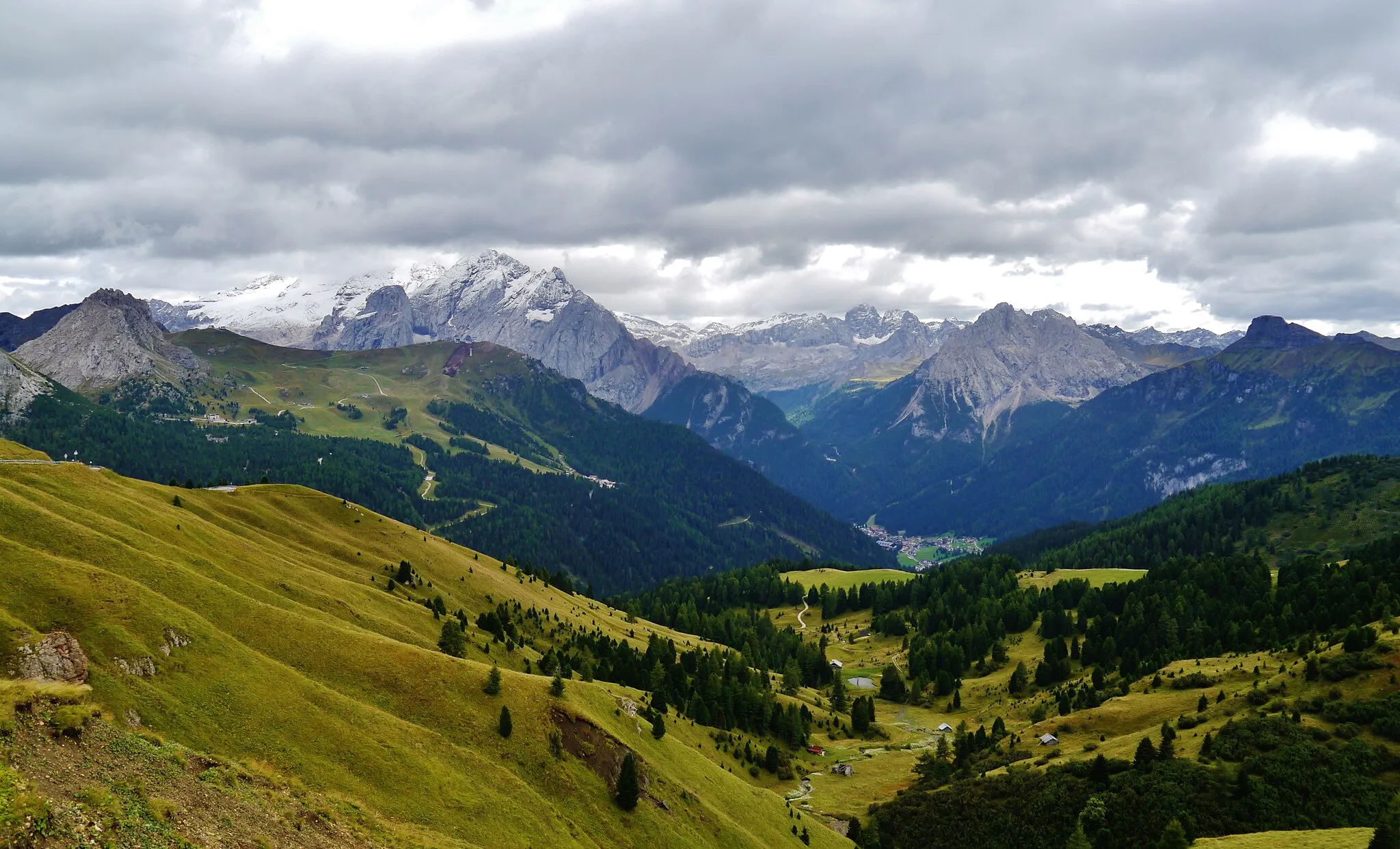 Photo showing: View from Sella Pass to the Marmolada (summit Gran Vernel), Province of Bolzano (South Tyrol), Region Trentino-Alto Adige/Südtirol, Italy. Fassa valley and side valley Val de Contrin.