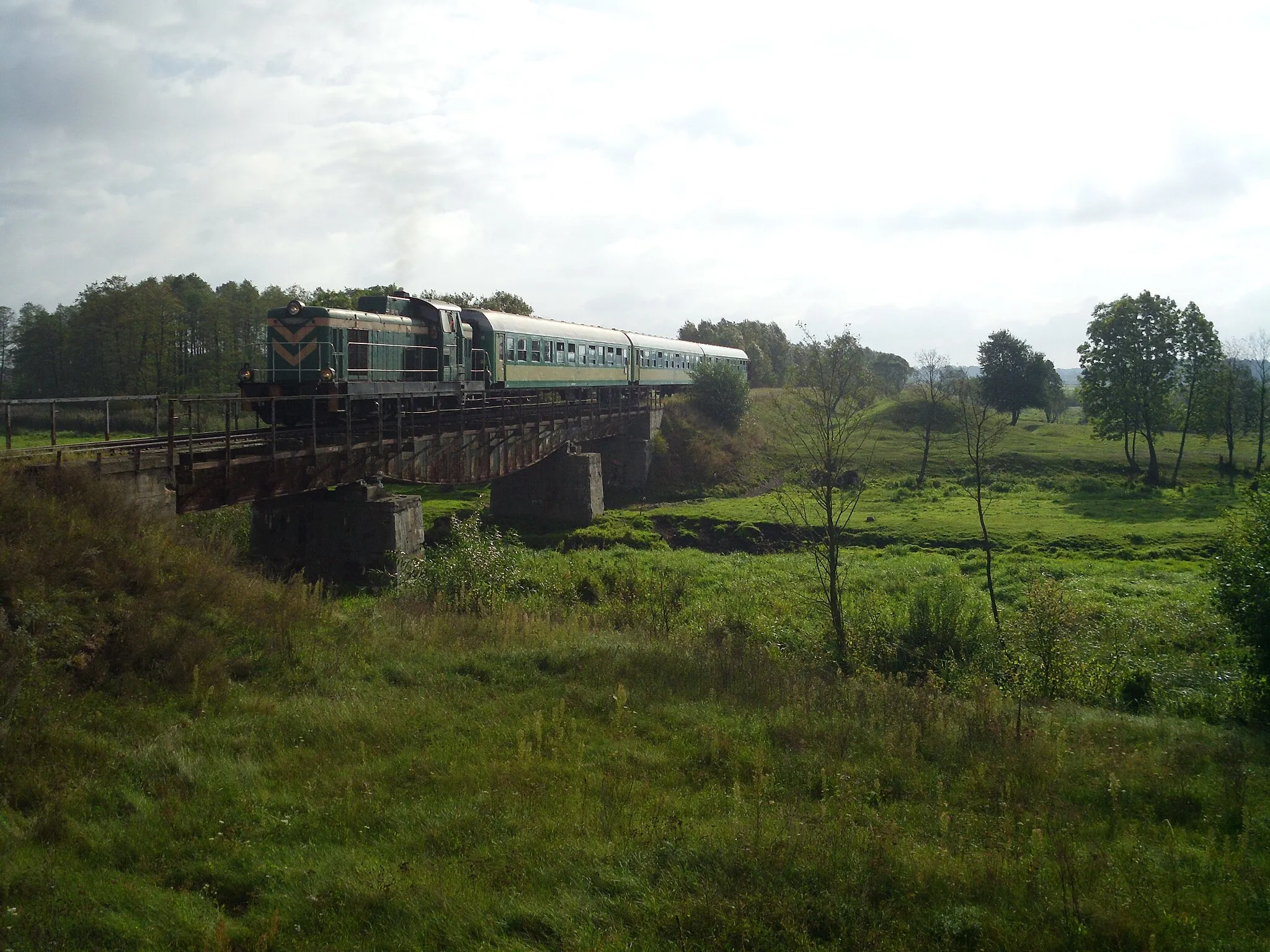 Photo showing: Tourist train on Ostrołęka – Łapy route between Łubnica Łomżyńska and Czerwony Bór, on a bridge over the Gać river.