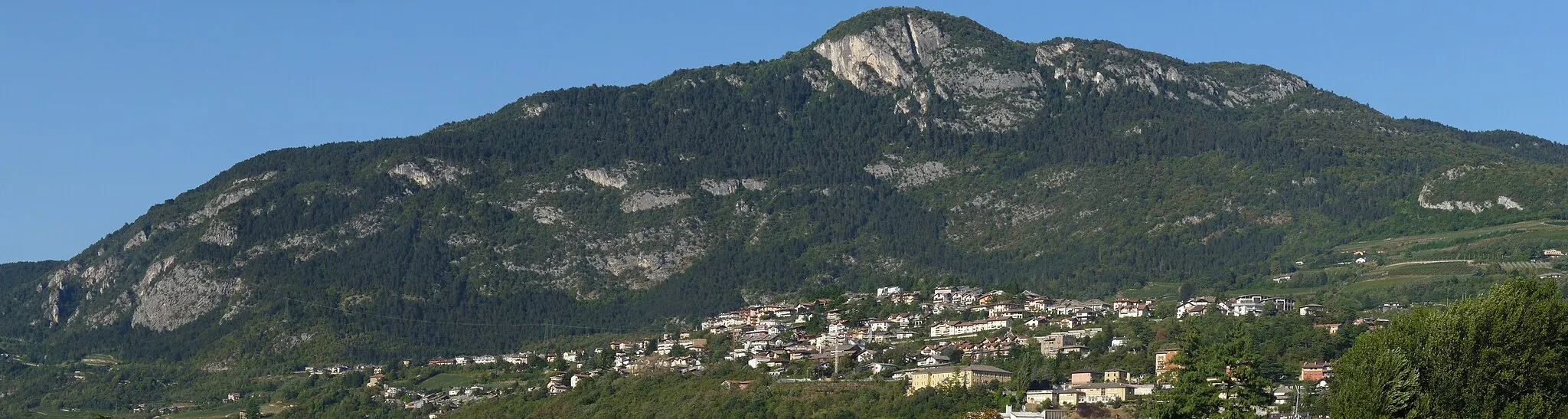 Photo showing: Trento (Italy): panorama of Martignano (a frazione of Trento) and the mount Calisio