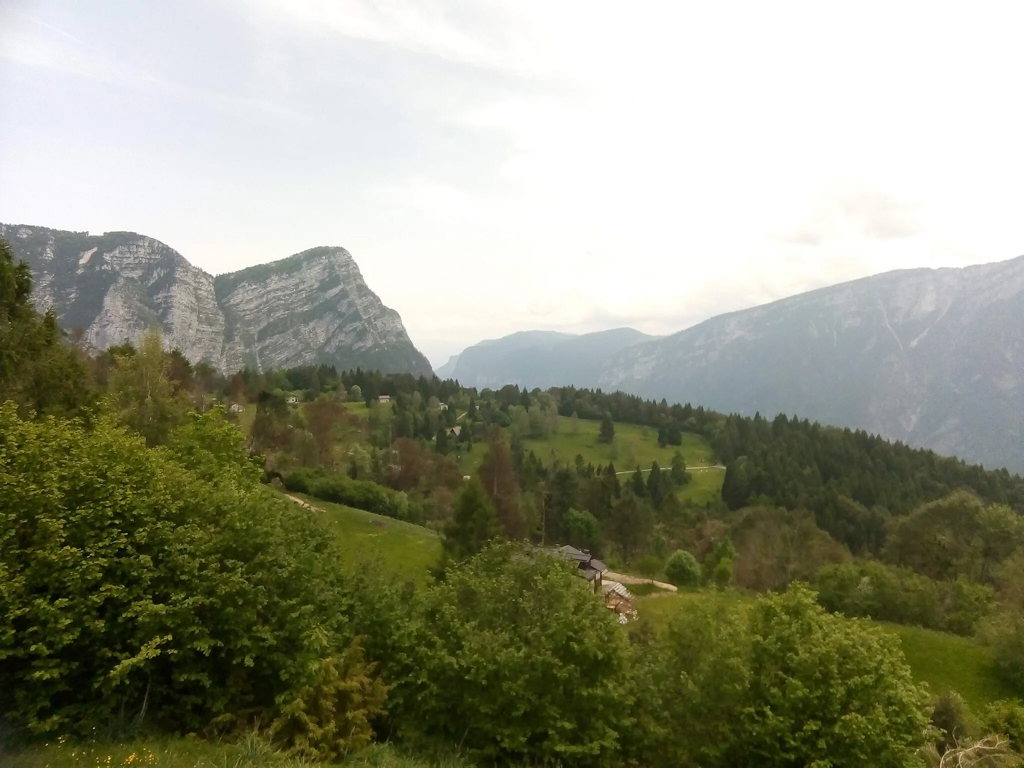 Photo showing: Vista sulla vetta del Monte Mezza, ripresa dal pianoro sommitale del Monte Lefre