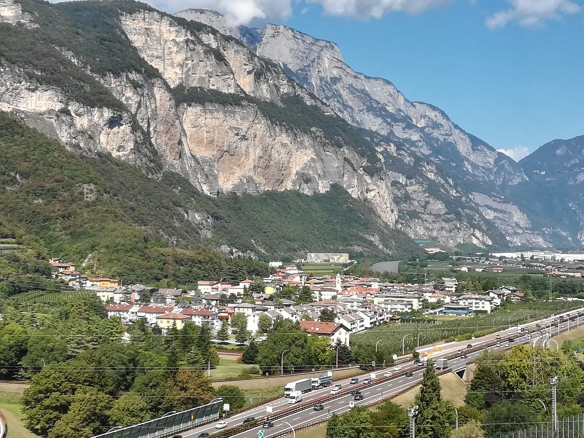 Photo showing: Felswände am westlichen Rand des Etschtals bei Trient unterhalb der Paganella.