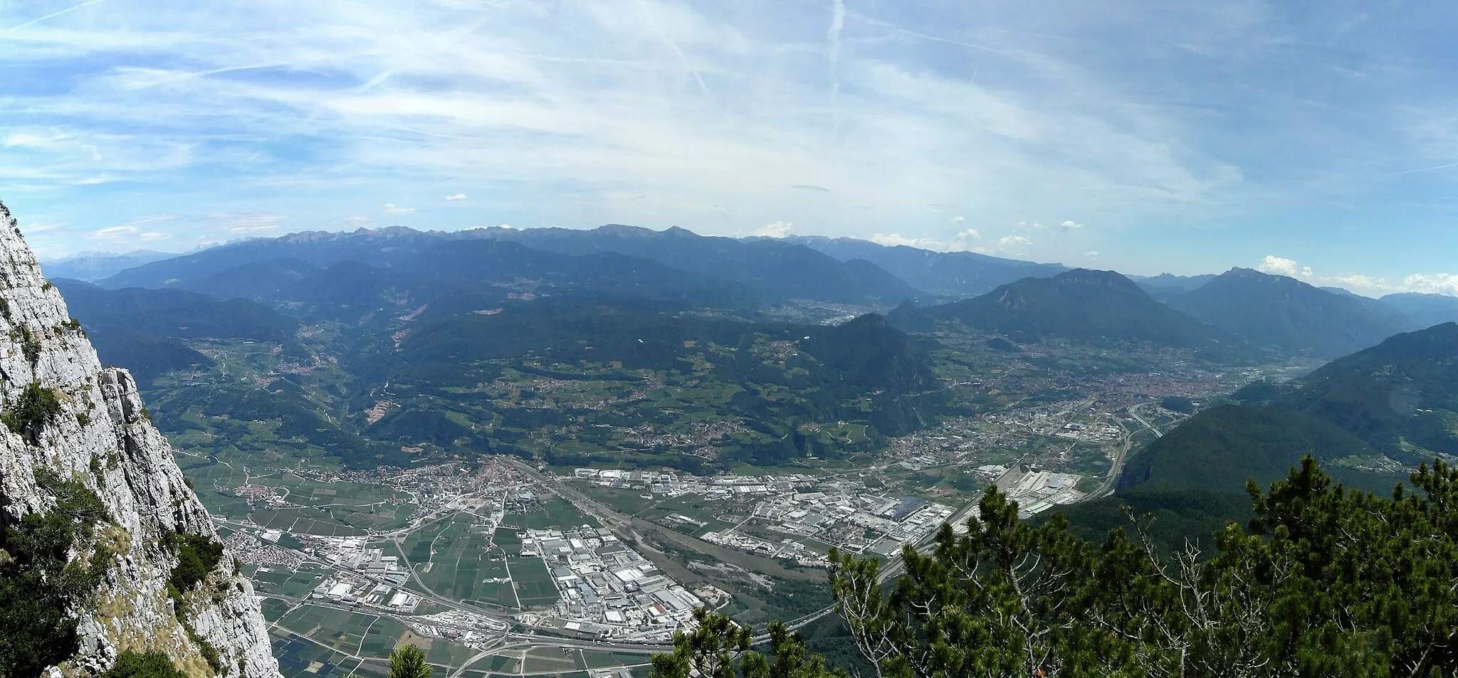 Photo showing: A view from climbing in Paganella rocks down to river delta of Avisio and Biotopo Foci dell'Avisio in Adige valley, North of Trento.