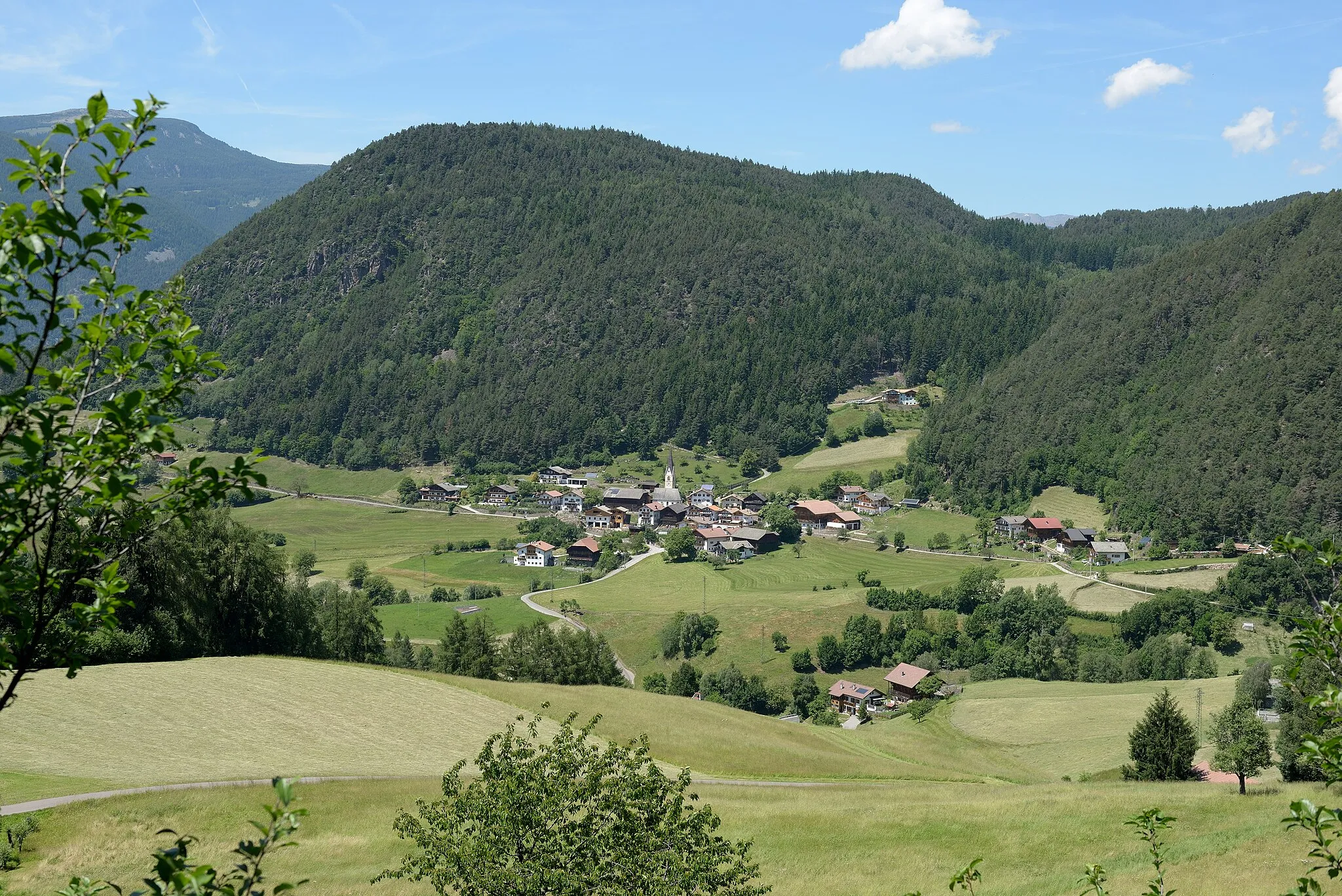 Photo showing: The hamlet Tisens and the Saint Nikolaus church in Kastelruth