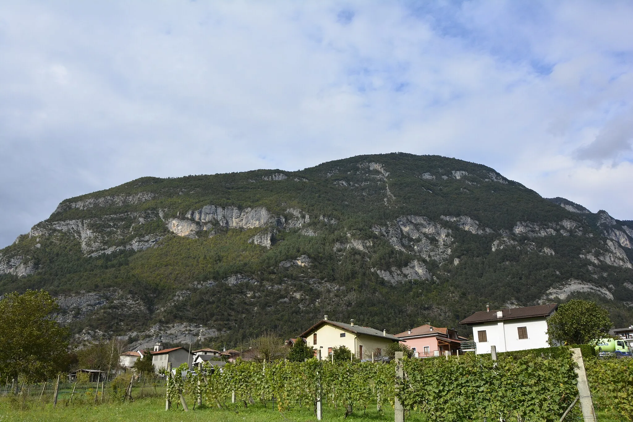 Photo showing: Versante est del Monte Lefre visto dall'abitato di Ospedaletto (TN)
