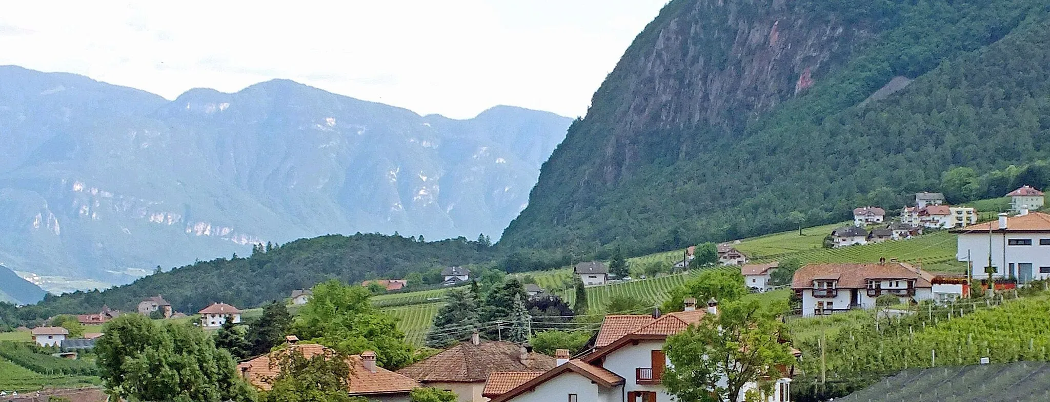Photo showing: Teilansicht der Fraktion Berg der Gemeinde Eppan in Südtirol