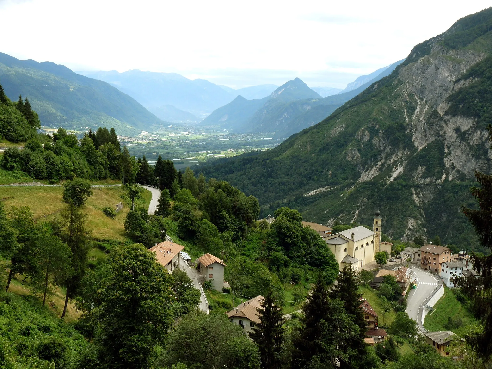 Photo showing: Centa San Nicolò (Italy): view from south-west (with Levico Terme and the Valsugana valley in the distance).