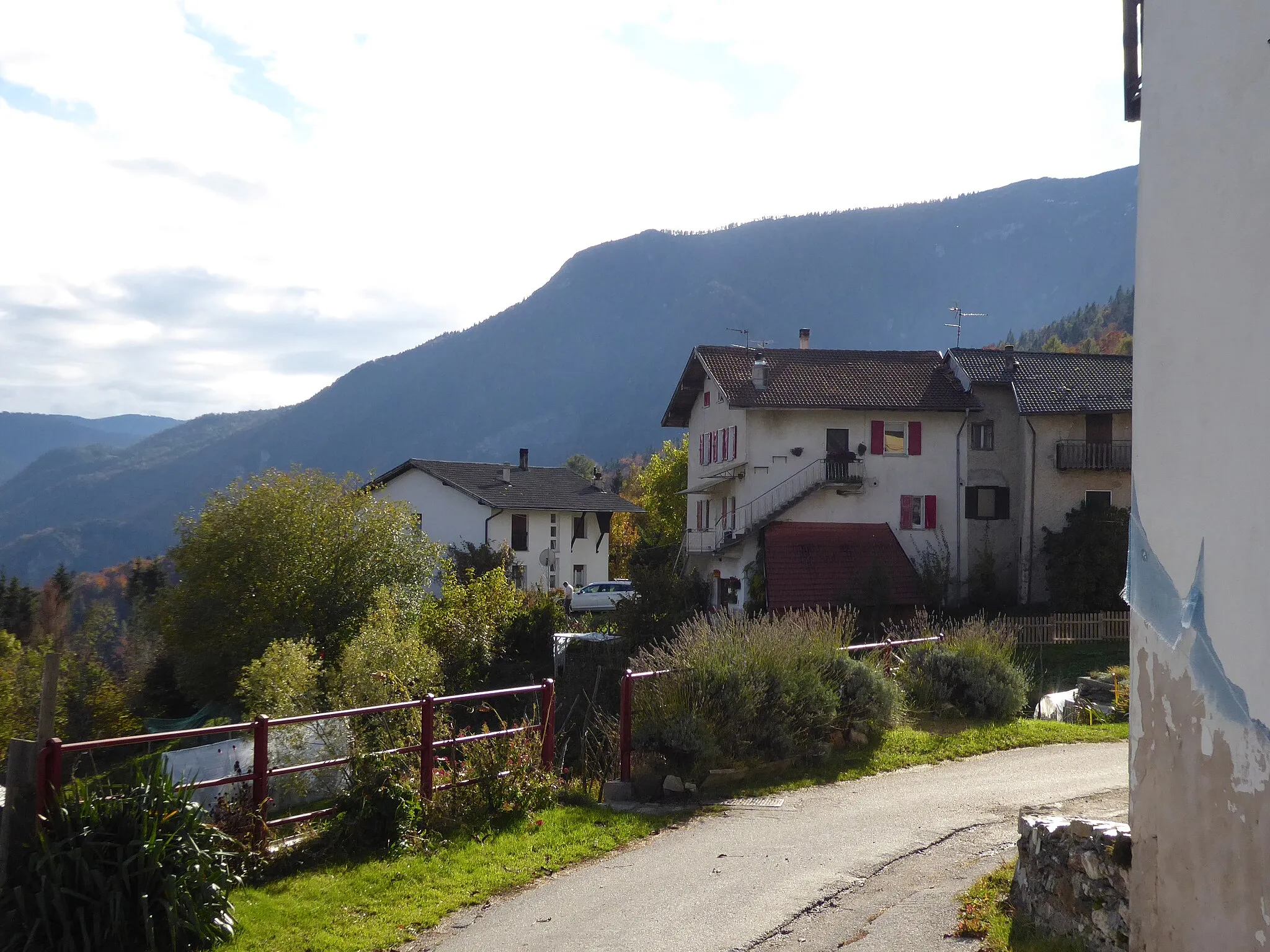 Photo showing: Frisanchi (Altopiano della Vigolana, Trentino, Italy) - Glimpse