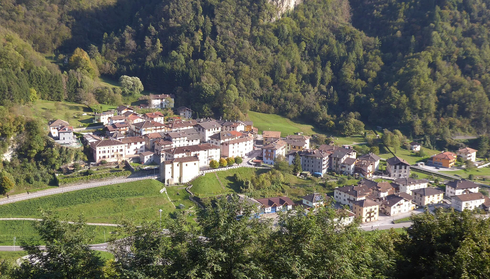 Photo showing: Cologna as seen from Prezzo (Pieve di Bono-Prezzo, Trentino, Italy)