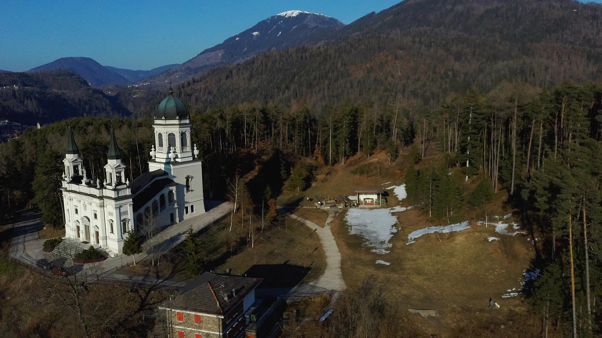 Photo showing: Monument to the Redeemer and "conca della Comparsa" (Montagnaga, Baselga di Piné, Trentino, Italy)