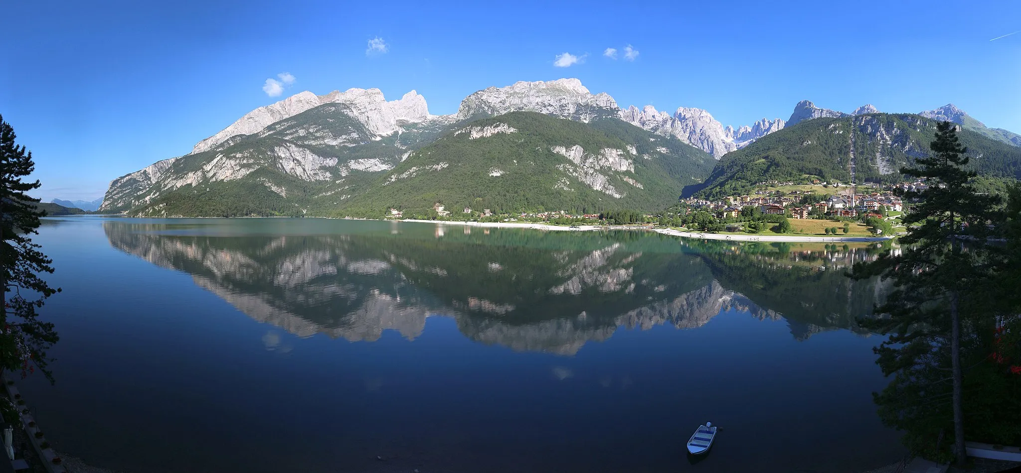 Photo showing: Molveno und Lago di Molveno vor der Brentagruppe. Aufnahmestandort: Lago Park Hotel