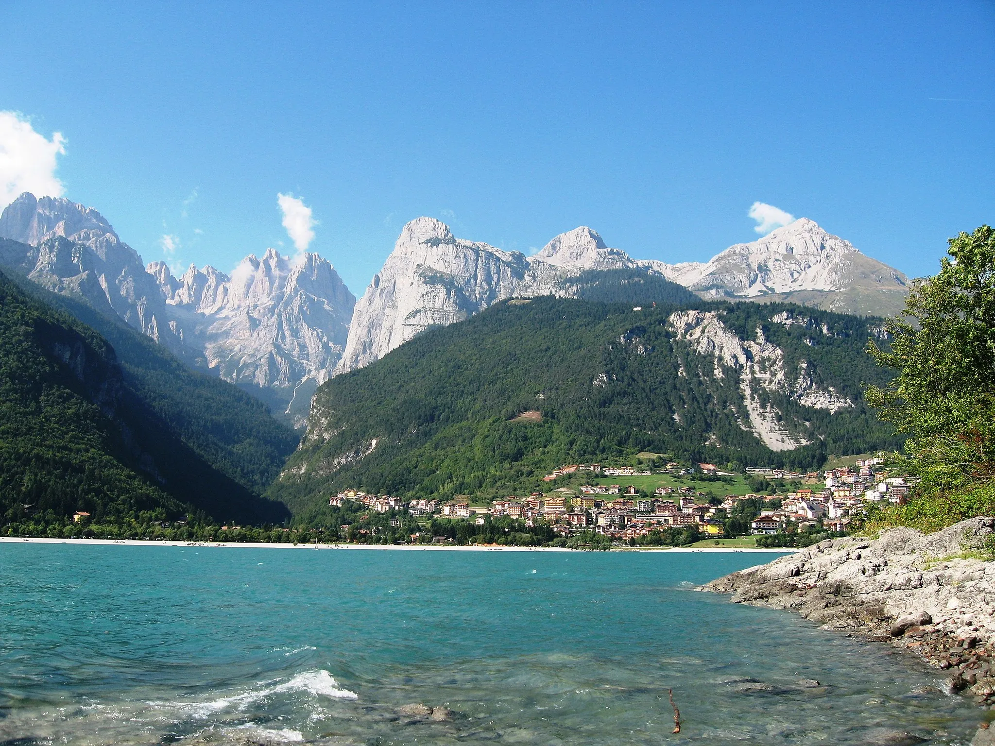 Photo showing: uno scorcio del paesino di Molveno sulle rive dell'omonimo lago e ai piedi delle Dolomiti di Brenta