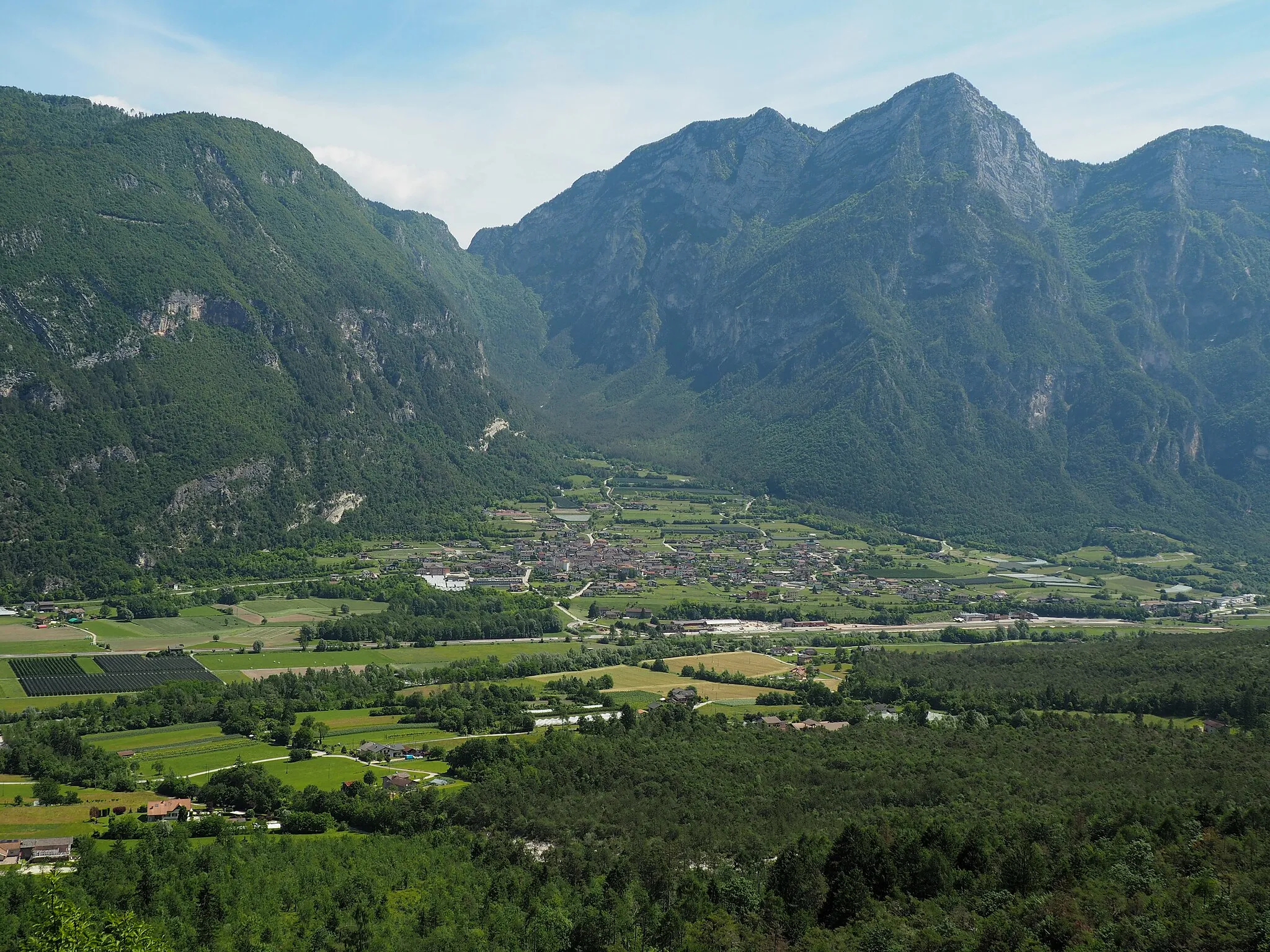 Photo showing: Panoramica dell'abitato di Ospedaletto, comune della Provincia Autonoma di Trento. Vista in direzione nord.