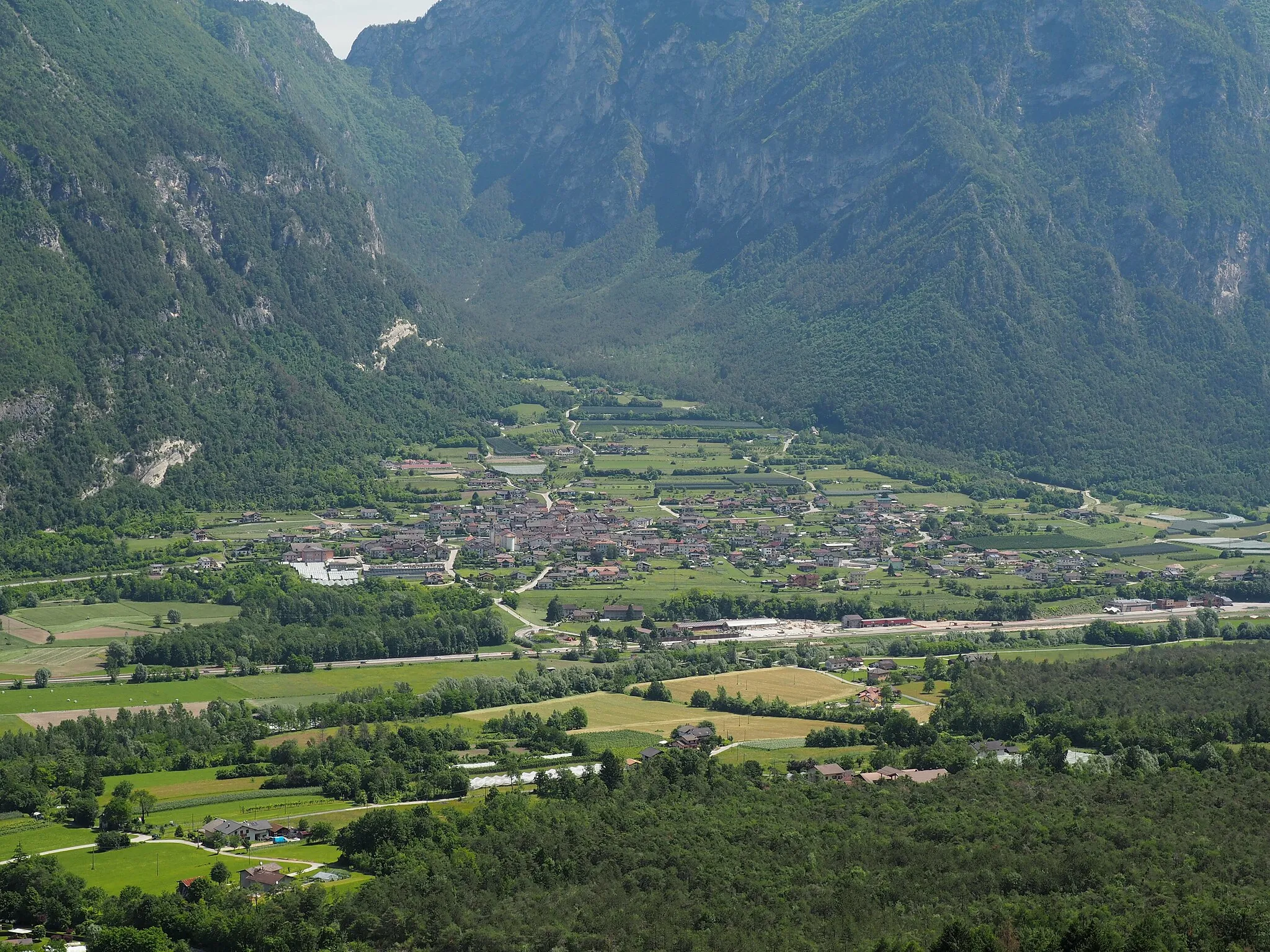 Photo showing: Panoramica dell'abitato di Ospedaletto, comune della Provincia Autonoma di Trento. Vista in direzione est.