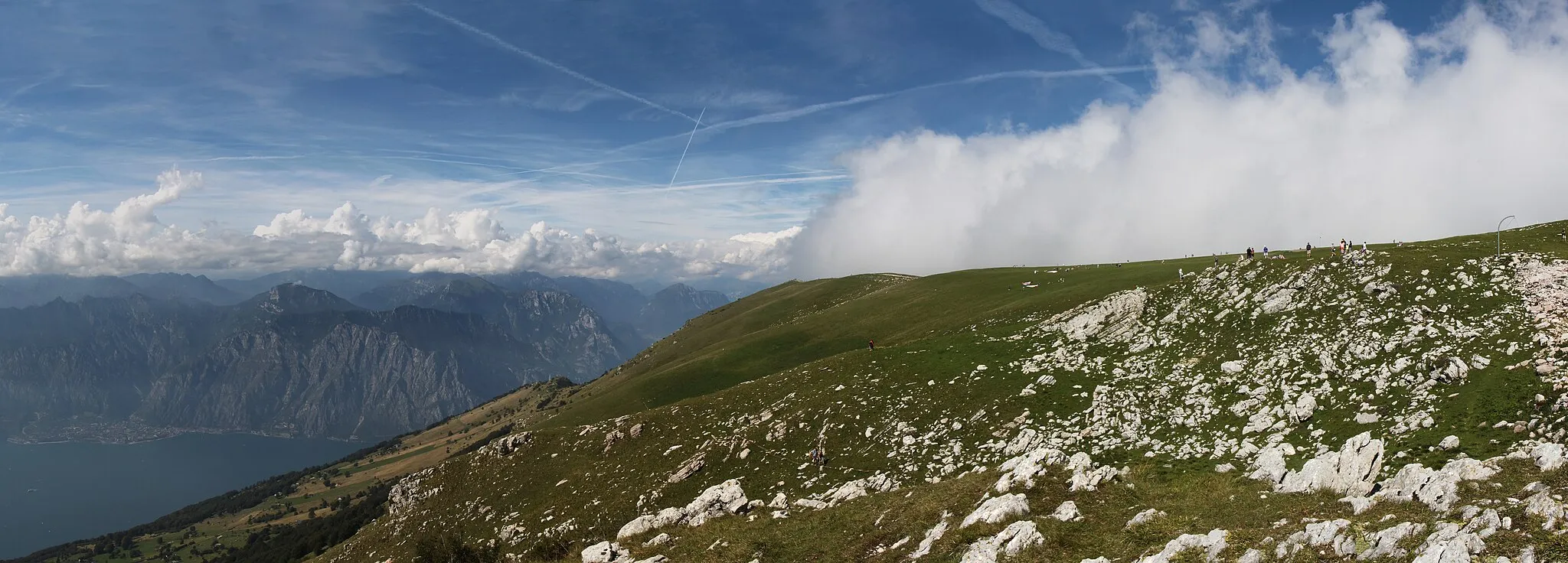 Photo showing: Cloud at Monte Baldo, Trento, Italy. On the left Lake Garda and Limone.