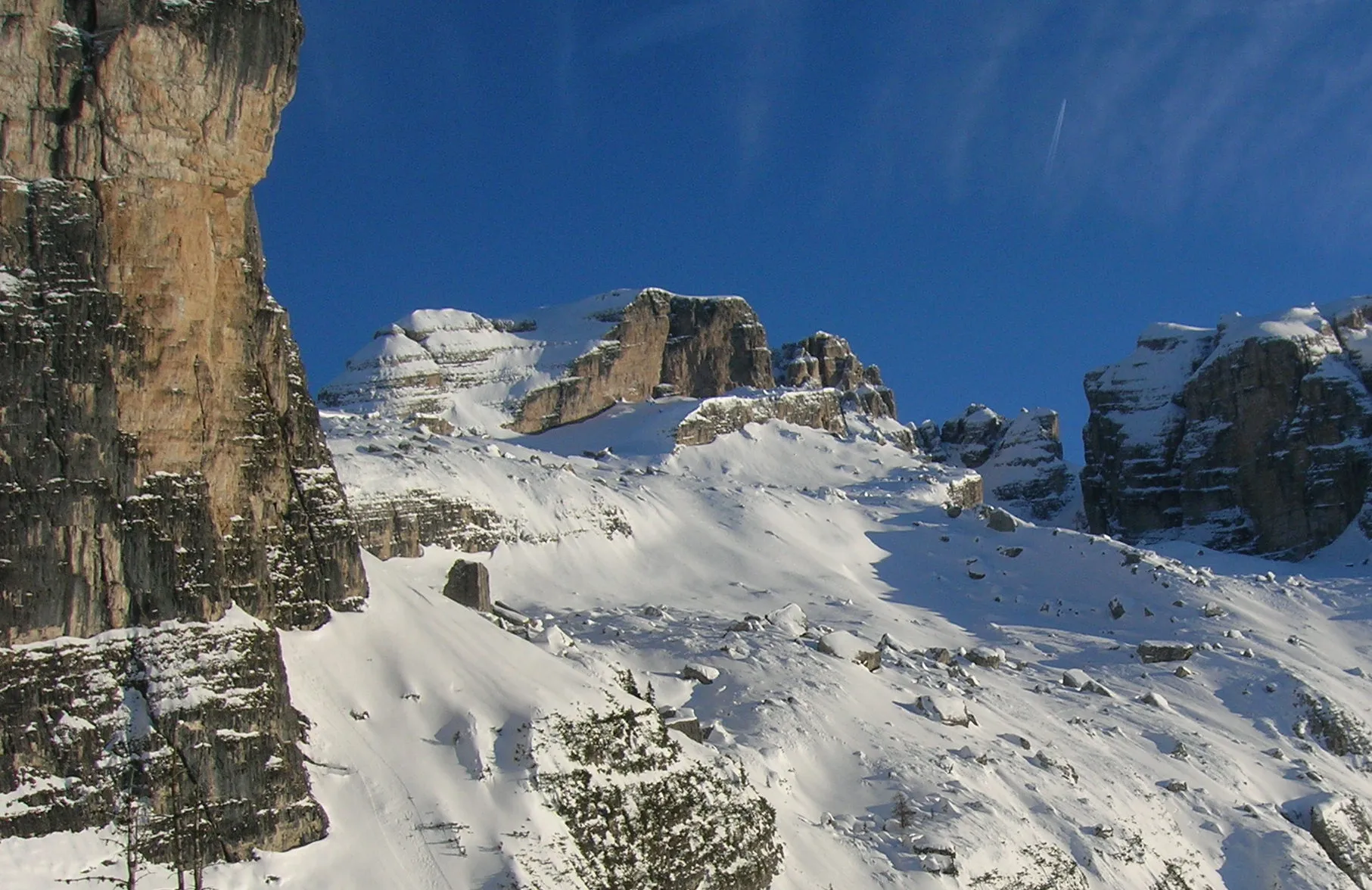 Photo showing: Corna Rossa (far left), Cima del Grostè (left), Cima Falkner (center), Castello di Vallesinella (right), from NW