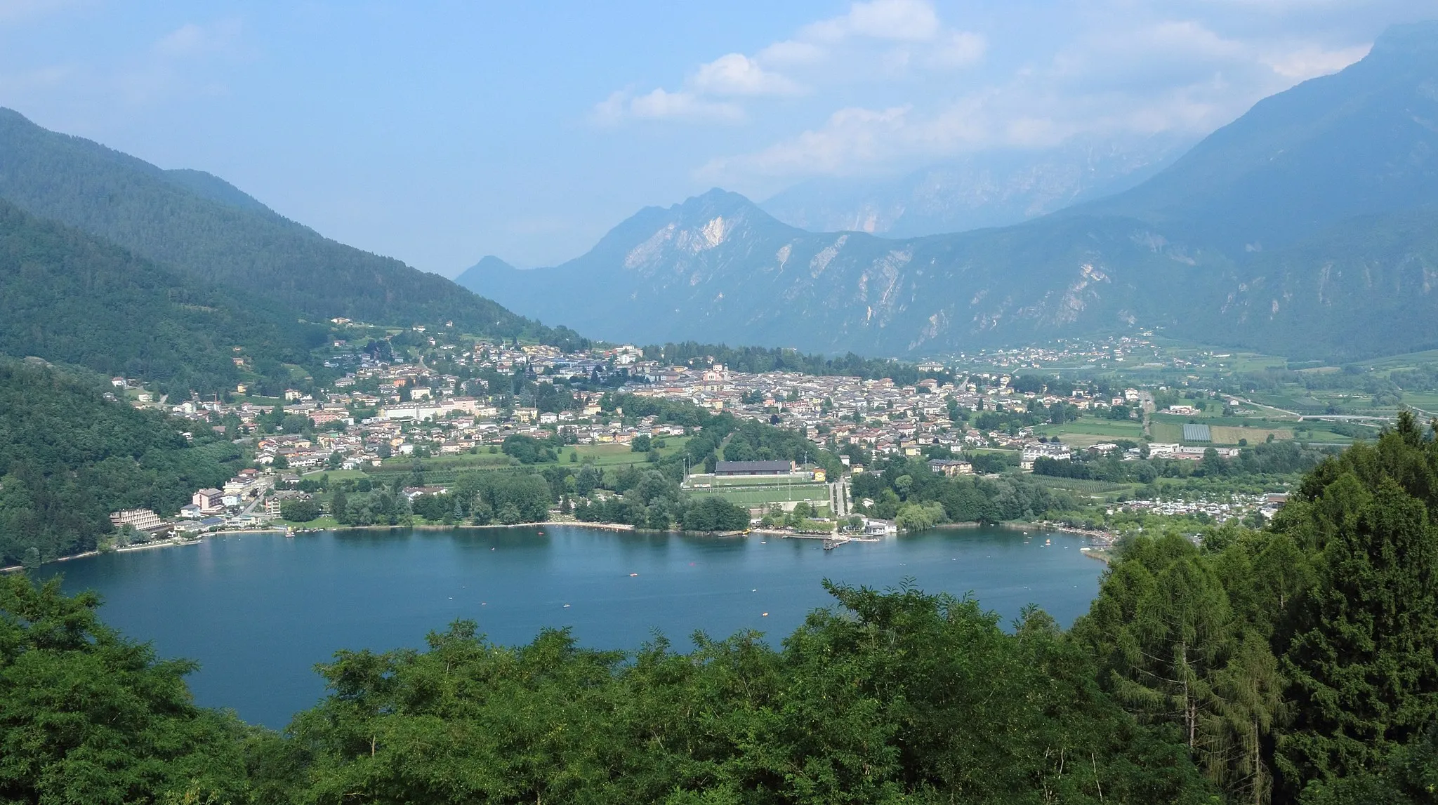 Photo showing: The town Levico Terme as seen from a path going towards Tenna, Trentine. Lake Levico is seen in the foreground.