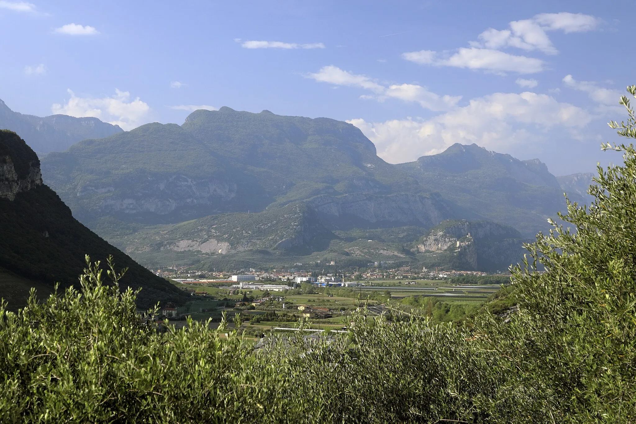 Photo showing: Von der Via Europa unterhalb von Nago, im Talboden liegt die Stadt Arco etwa fünf Kilometer nördlich vom Gardasee. Die Gipfel dahinter sind der Monte Biaina (1412 m) und Monte Brento (1545 m).