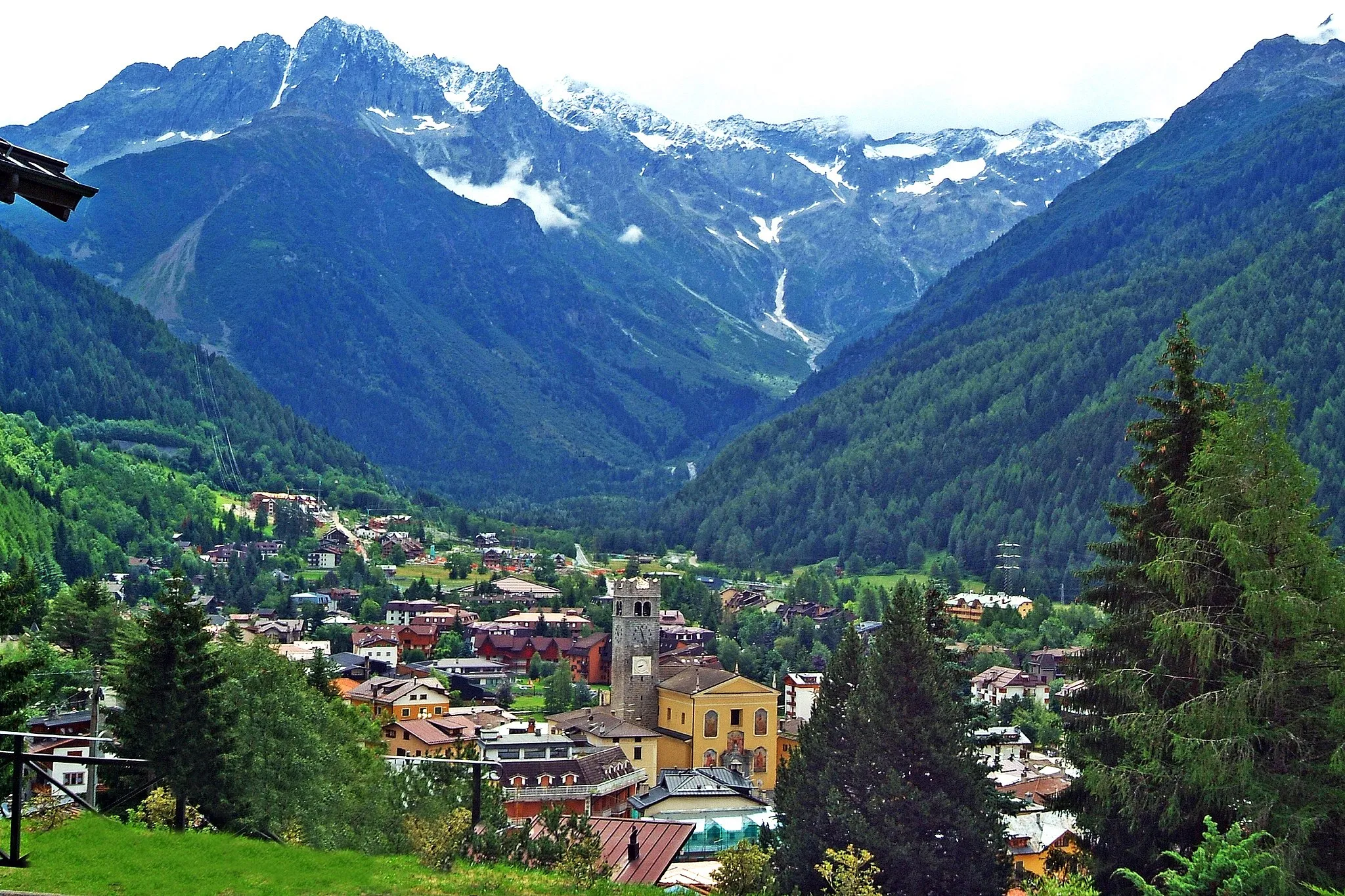 Photo showing: PONTE DI LEGNO - SULLO SFONDO IL CASTELLACCIO