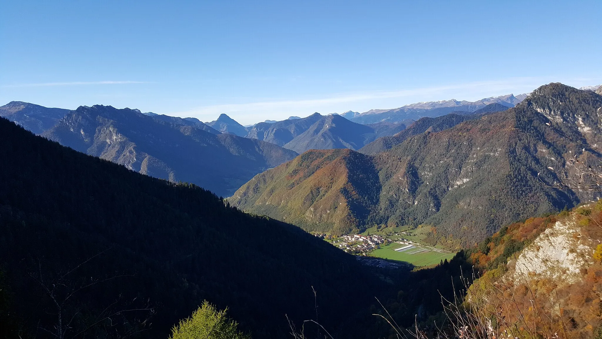 Photo showing: Lenzumo visto da postazioni austriache (verso Bocca di Trat)