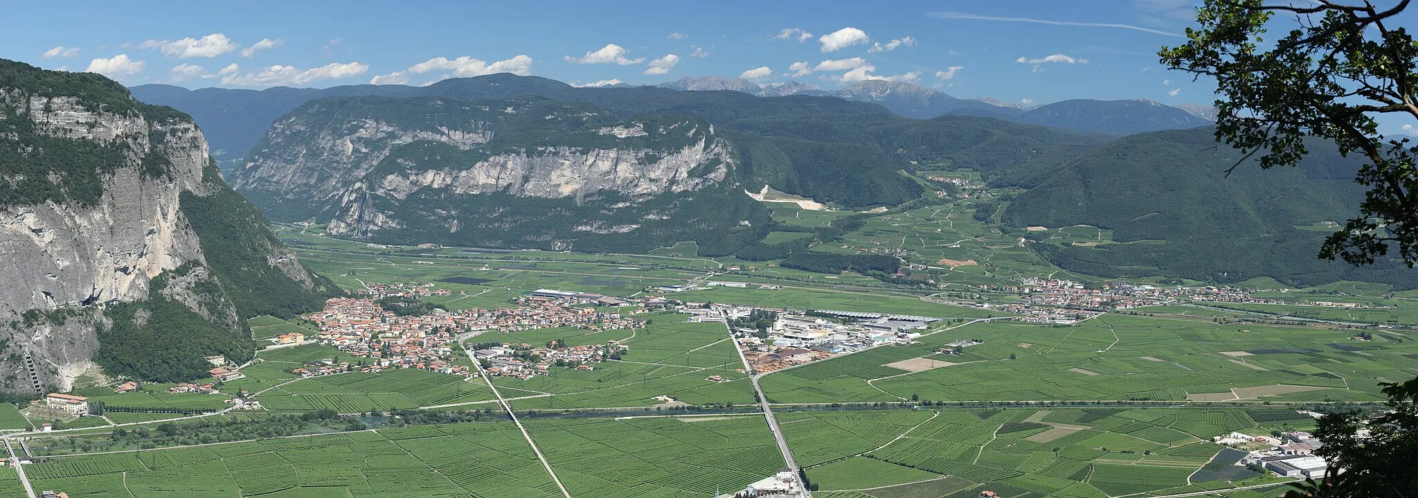 Photo showing: Mezzocorona (Italy): panoramic view of Mezzocorona, San Michele all'adige and Faedo from the panoramic point above Mezzolombardo (from west).
Rivers Noce (near the bottom) and Adige (in the middle) can be seen as well.