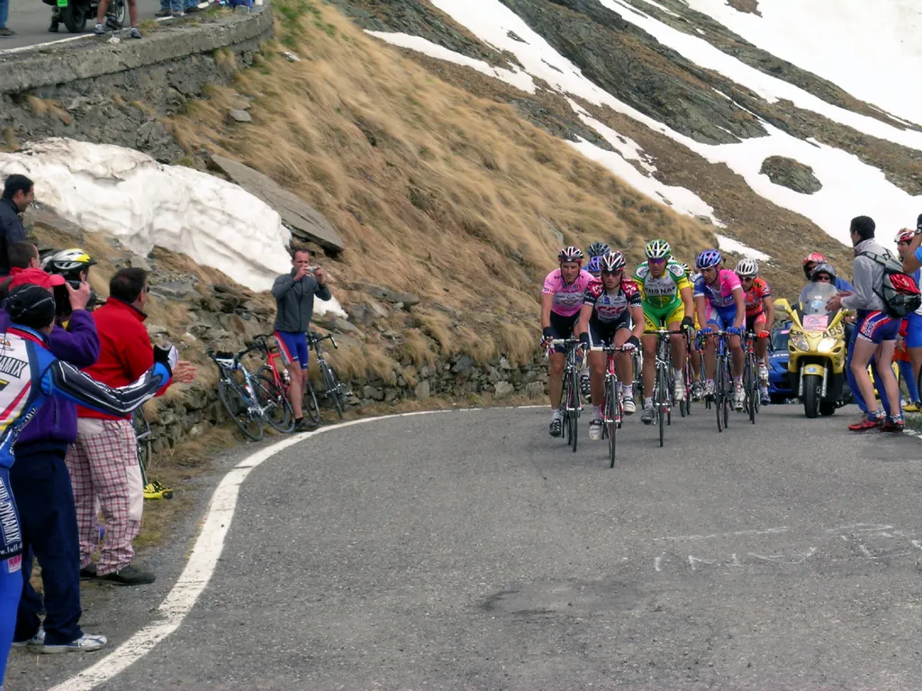 Photo showing: Giro d'Italia 2006 - Passo Gavia 2621 s.l.m - Maglia Rosa Group