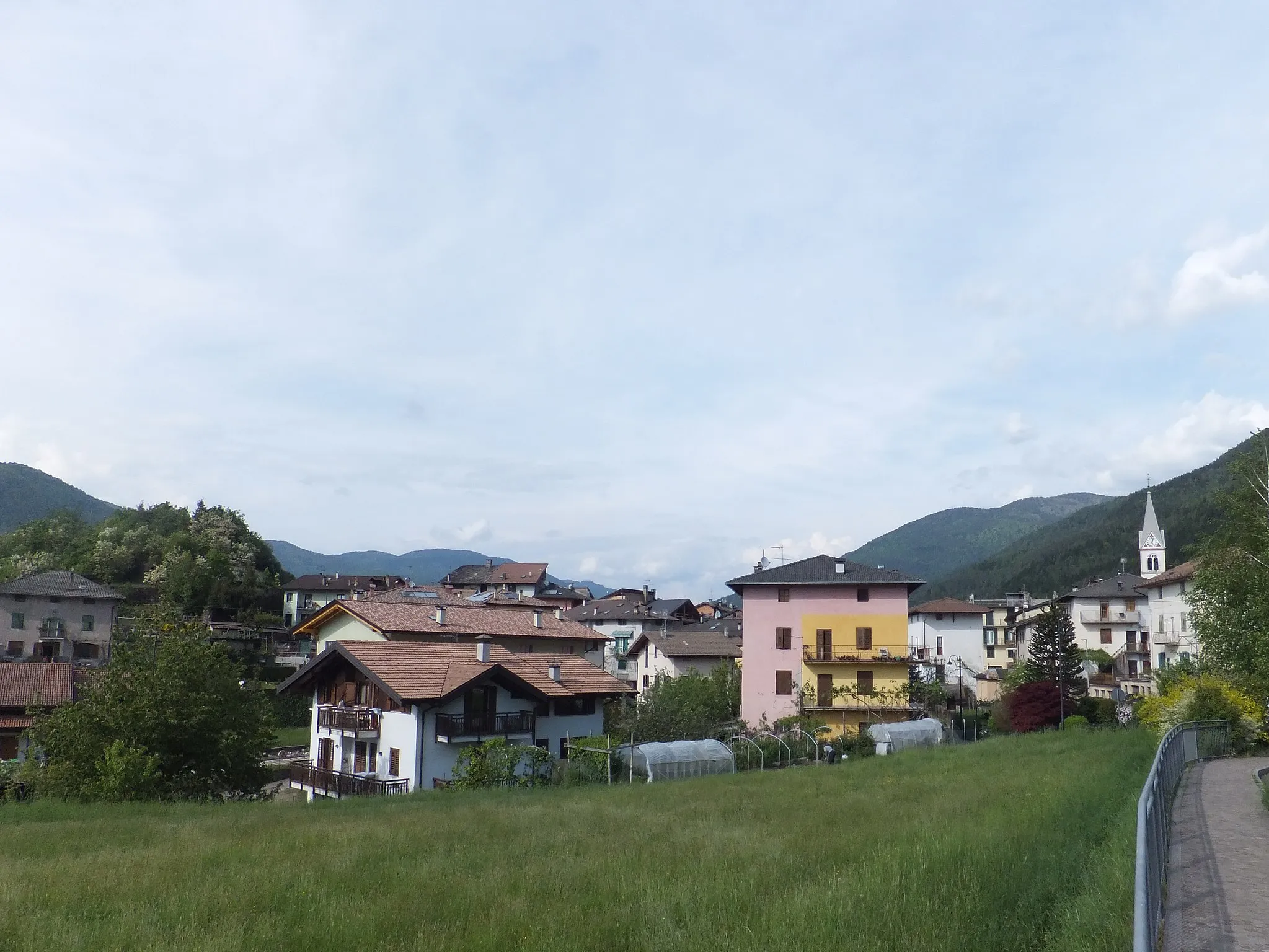 Photo showing: Lona - view of the town