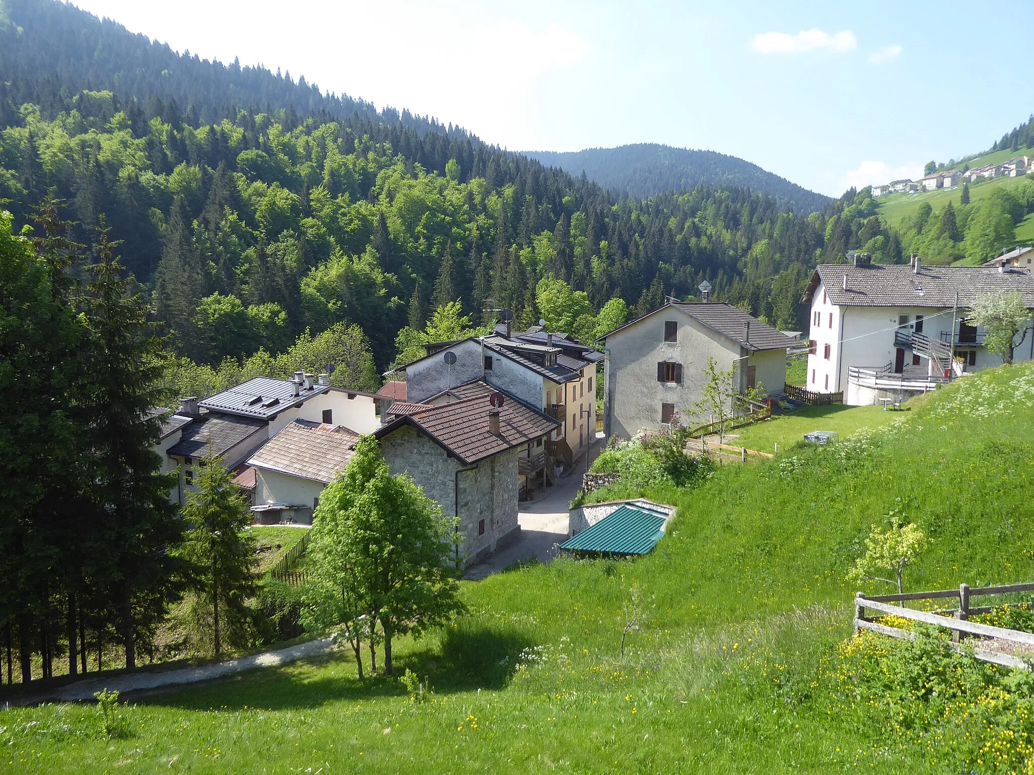 Photo showing: Cueli-Liberi (Folgaria, Trentino, Italy) - Glimpse