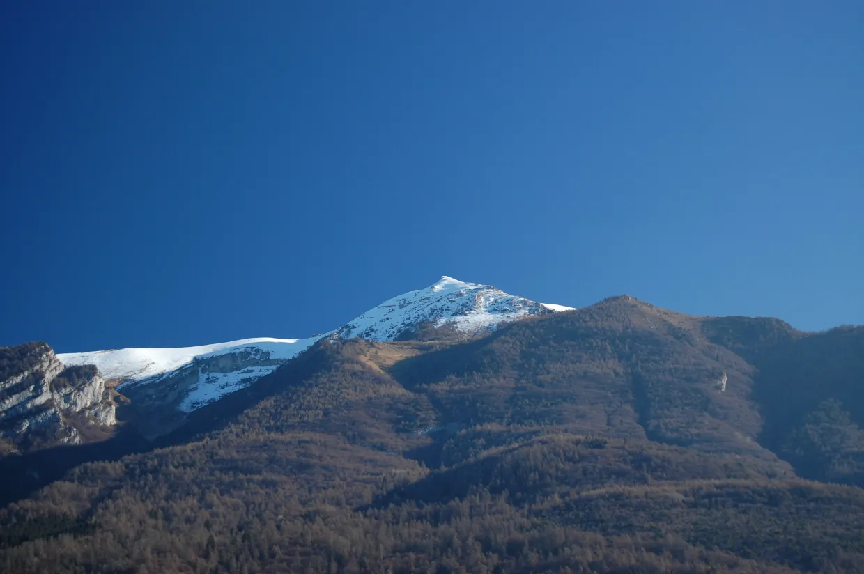 Photo showing: Monte Cornetto di Bondone visto dalla Valle di Cavedine (Italy)