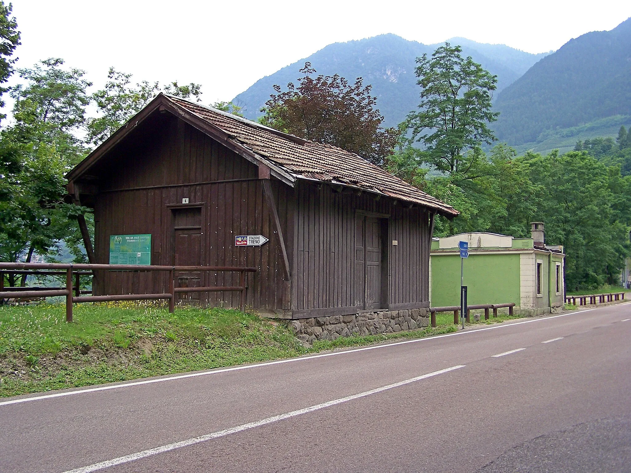 Photo showing: I due edifici della stazione tranviaria di Mostizzolo, il magazzino merci, in primo piano in legno, e il fabbricato viaggiatori, in muratura