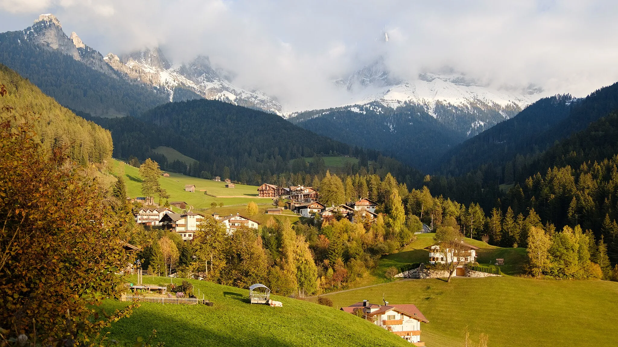 Photo showing: Ansicht des Tierser Ortsteils St. Zyprian in Südtirol. Oben links ist die Söllnspitze (2186 m) zu sehen und im Hintergrund der eingenebelte Rosengarten.