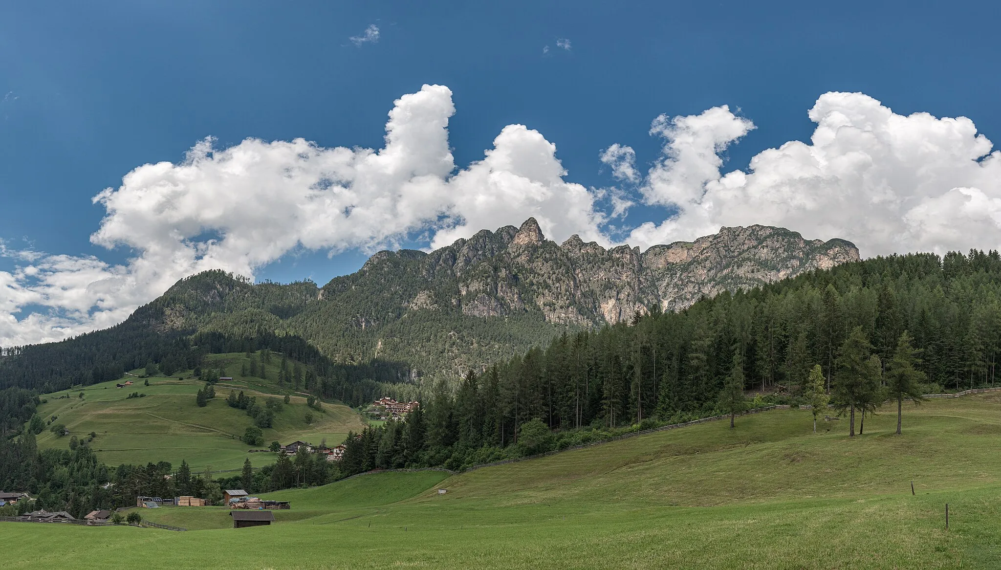 Photo showing: Monte Nicola e Cima di Mezzodì - San Cipriano, Tires, Bolzano, Italia