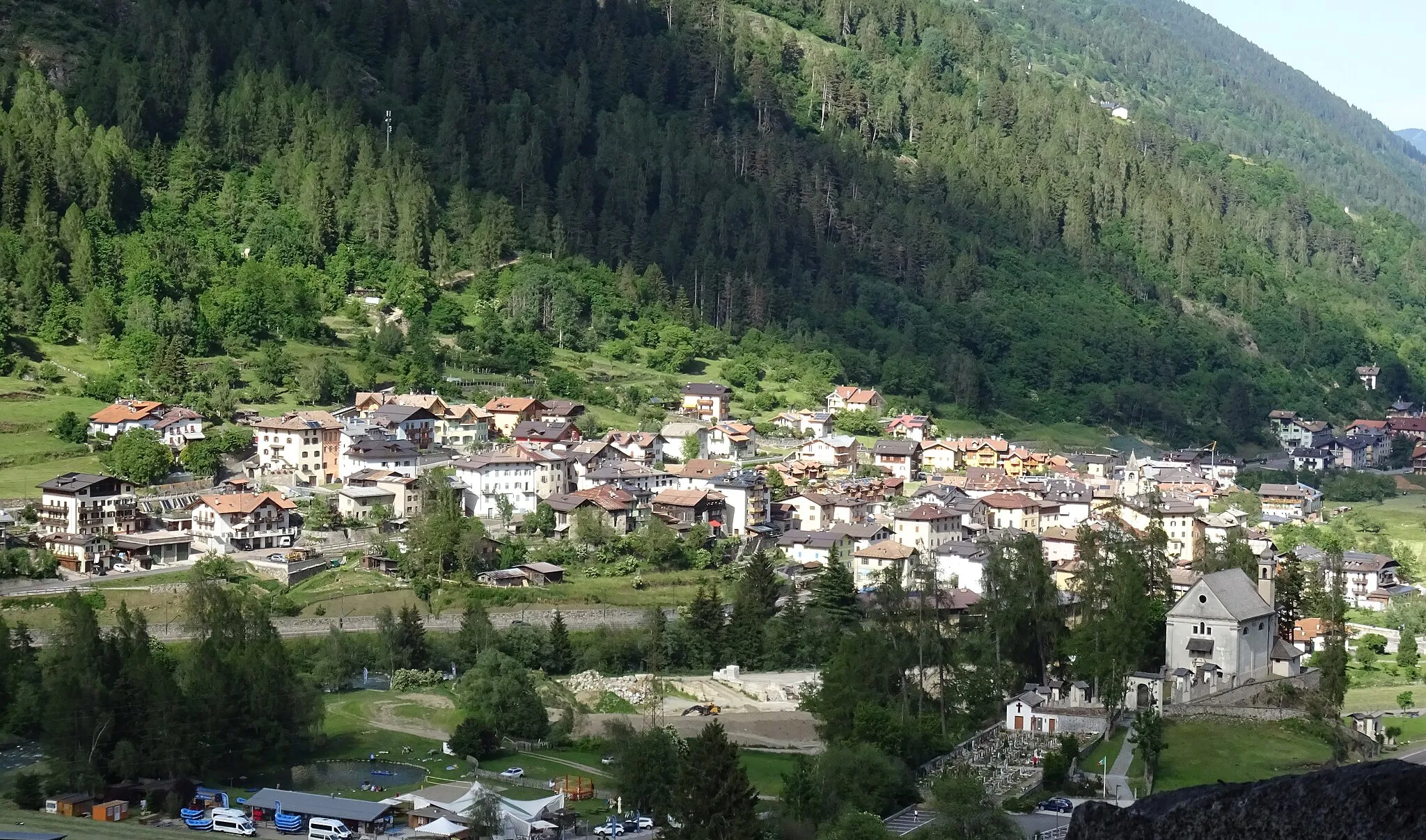 Photo showing: Cusiano (Ossana, Trentino, Italy); in foreground, the cemetery and Saint Anthony church of Ossana