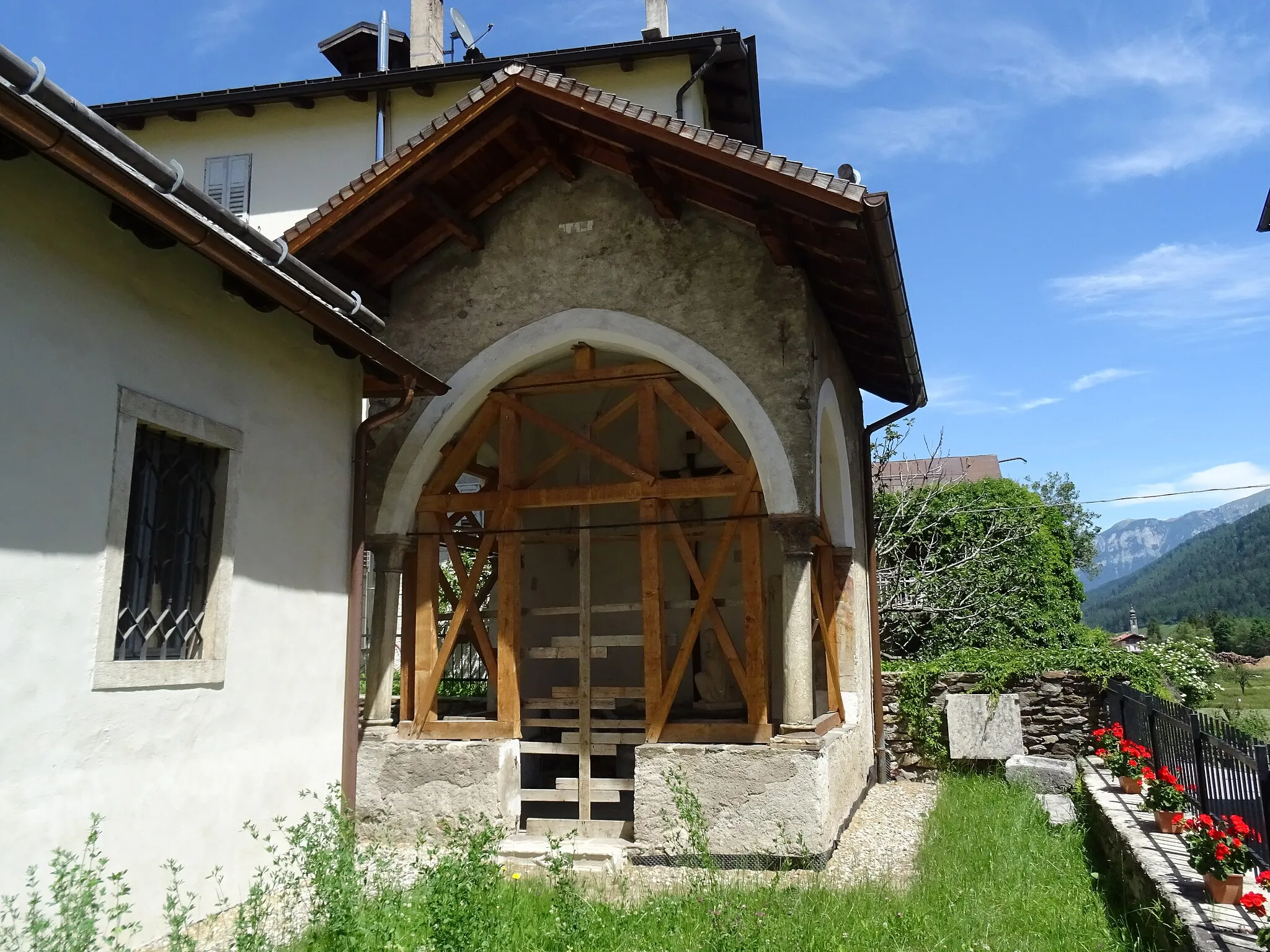 Photo showing: Cusiano (Ossana, Trentino, Italy), Saint Roch chapel under renovation