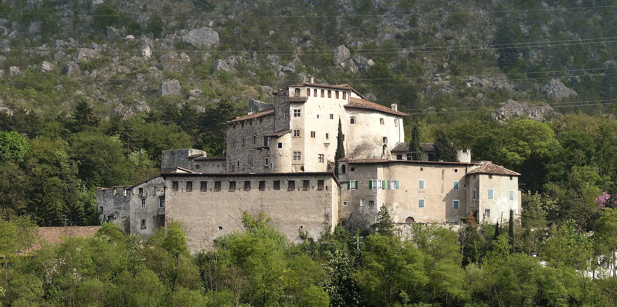Photo showing: Calliano (Italy): Castel Pietra seen from north-west.
