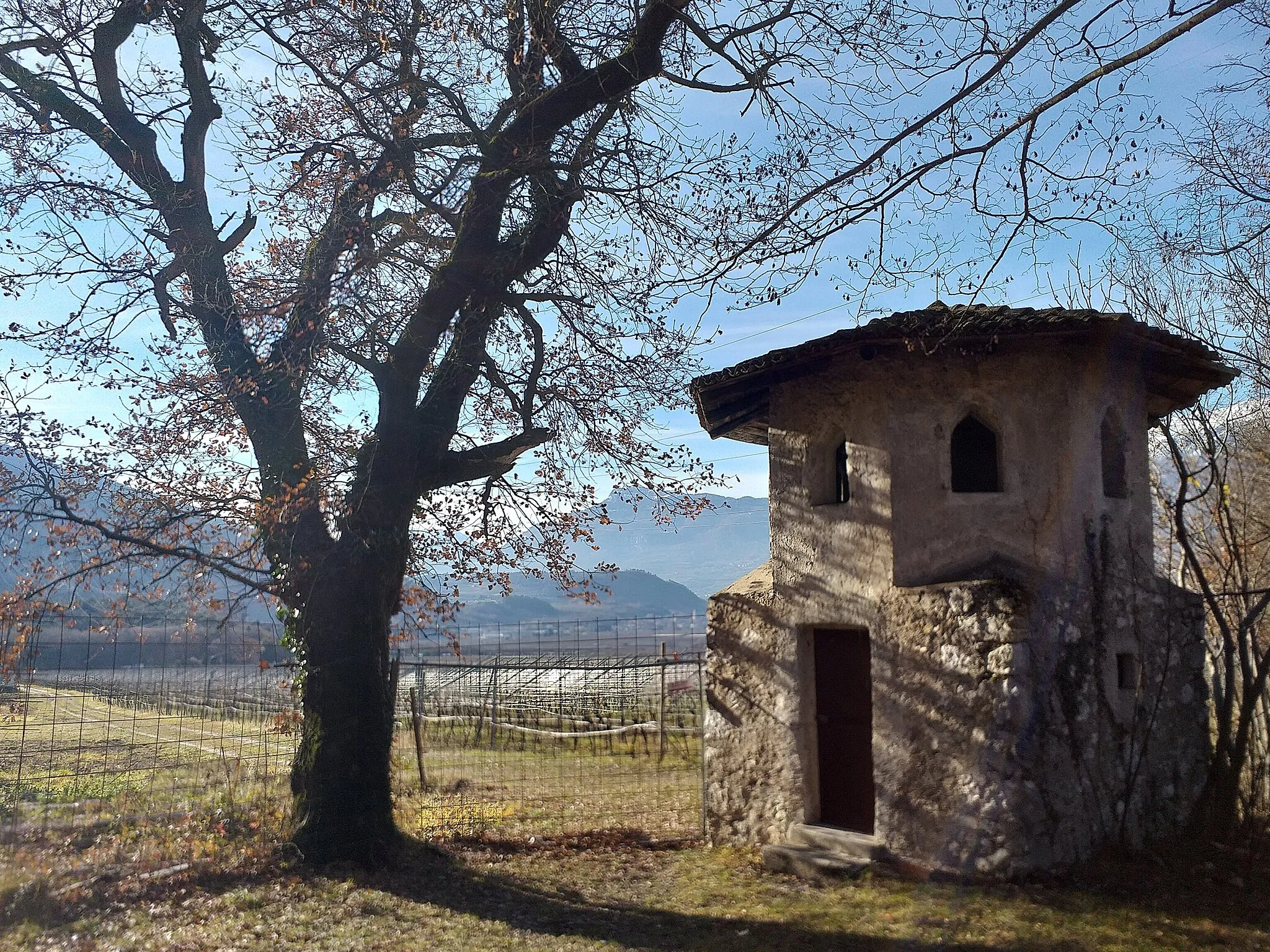 Photo showing: Edificio storico adibito al controllo del territoro. La torre, con il primo piano di pianta esagonale, è localmente detta anche l'Useléra.