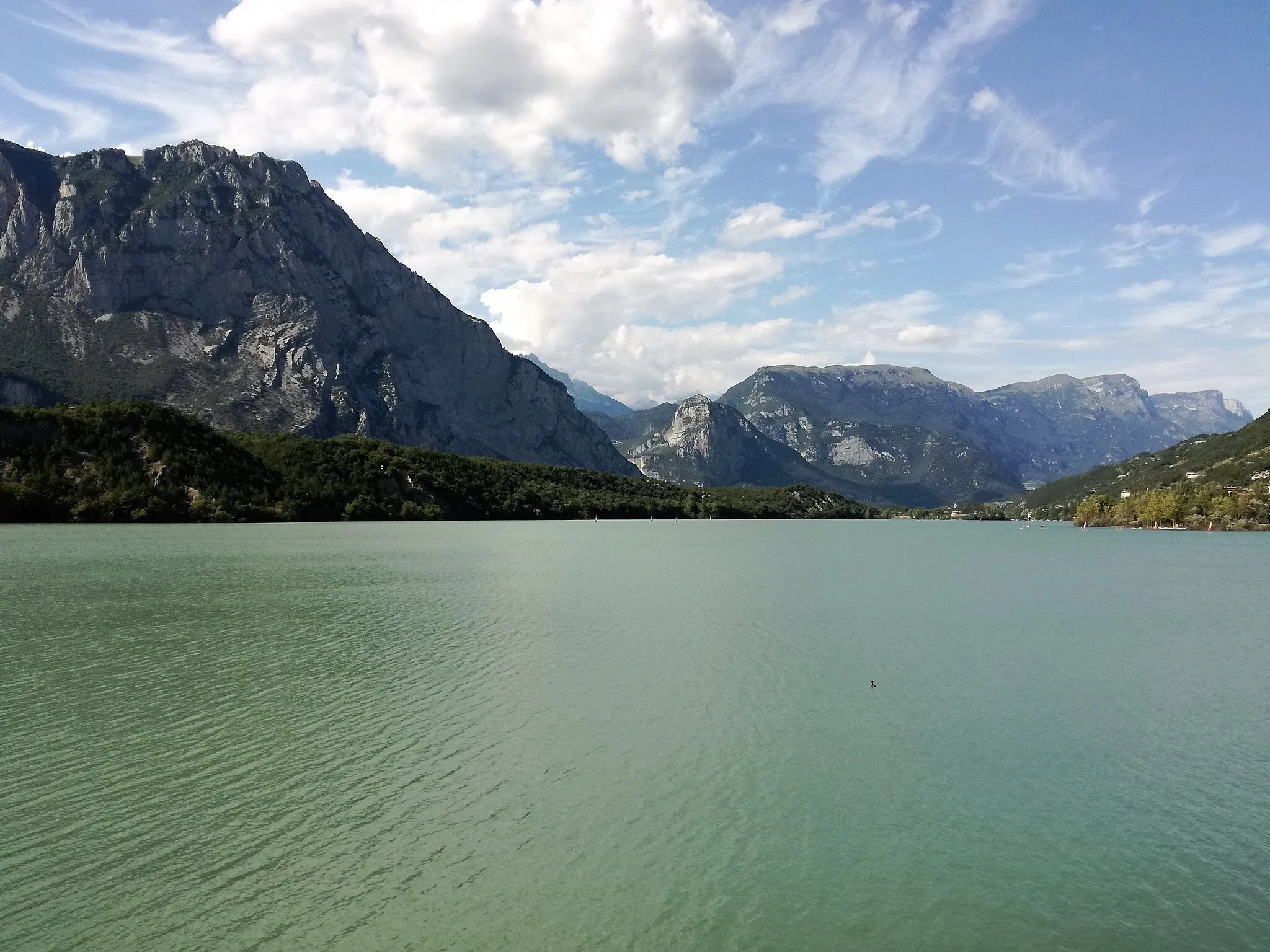 Photo showing: Lago di Cavedine mit Blickrichtung Nord zur Bergkette mit der Paganella.
