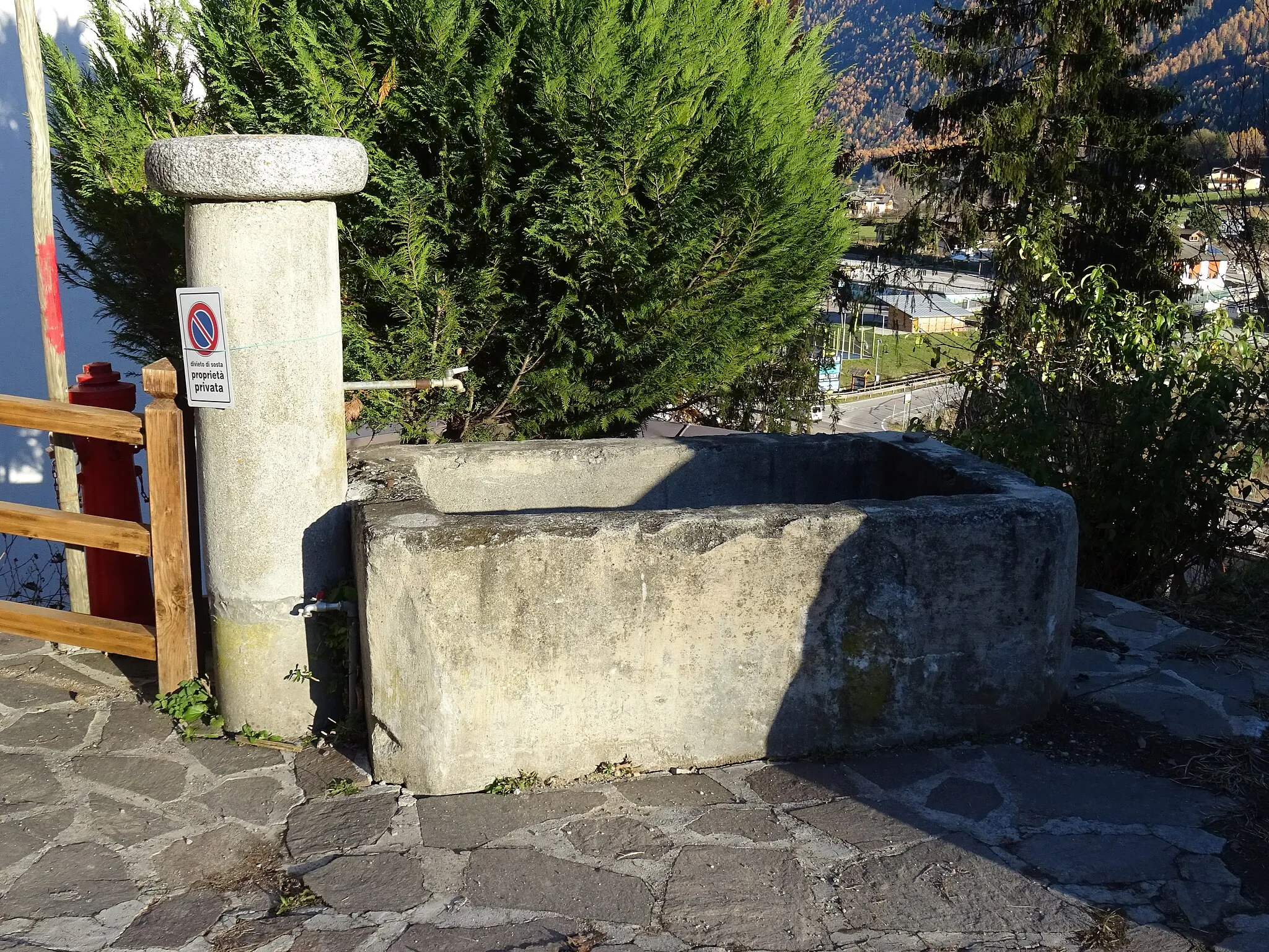 Photo showing: Rovina (Commezzadura, Trentino, Italy) - Fountain