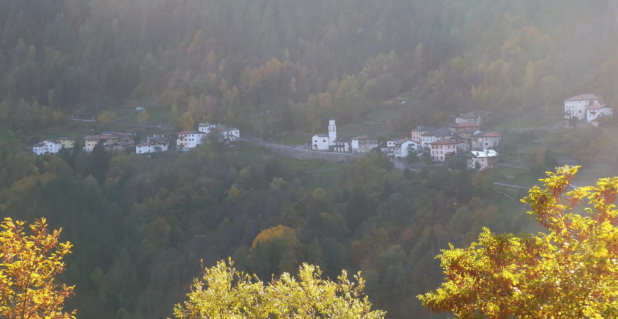 Photo showing: Valcava (Segonzano) as seen from Facendi (Sover), Trentino, Italy