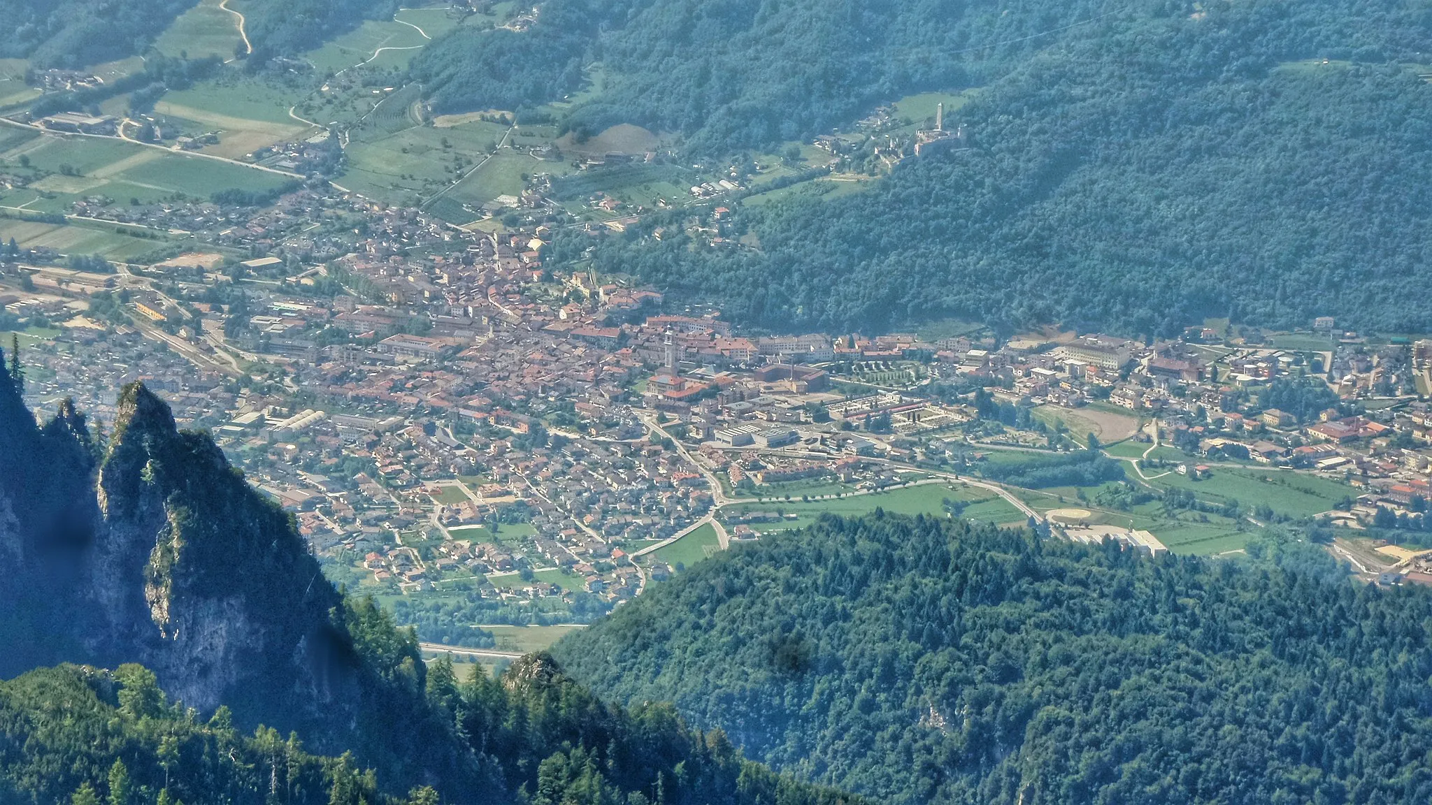 Photo showing: Vista su Borgo Valsugana da un punto panoramico nei pressi del Monte Ortigara, provincia di Vicenza