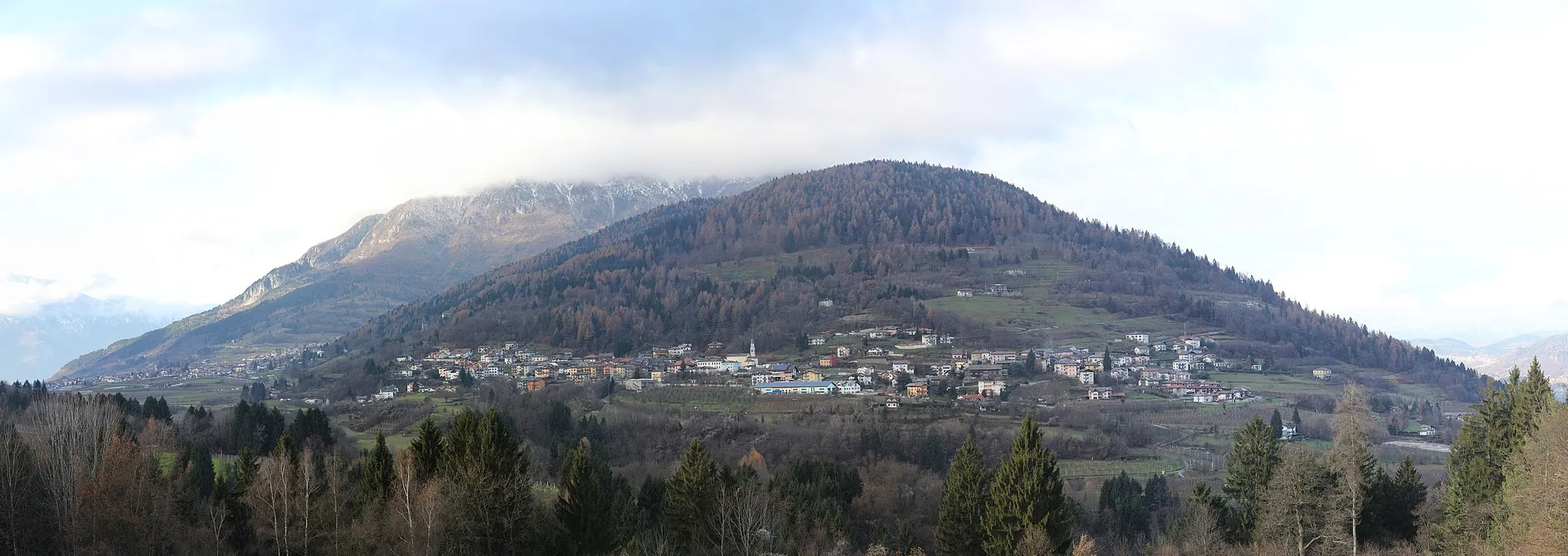Photo showing: Bosentino (Italy): panorama of Bosentino from the road connecting the village of Campregheri (in the municipality of Centa San Nicolò) with the municipality of Calceranica al Lago.