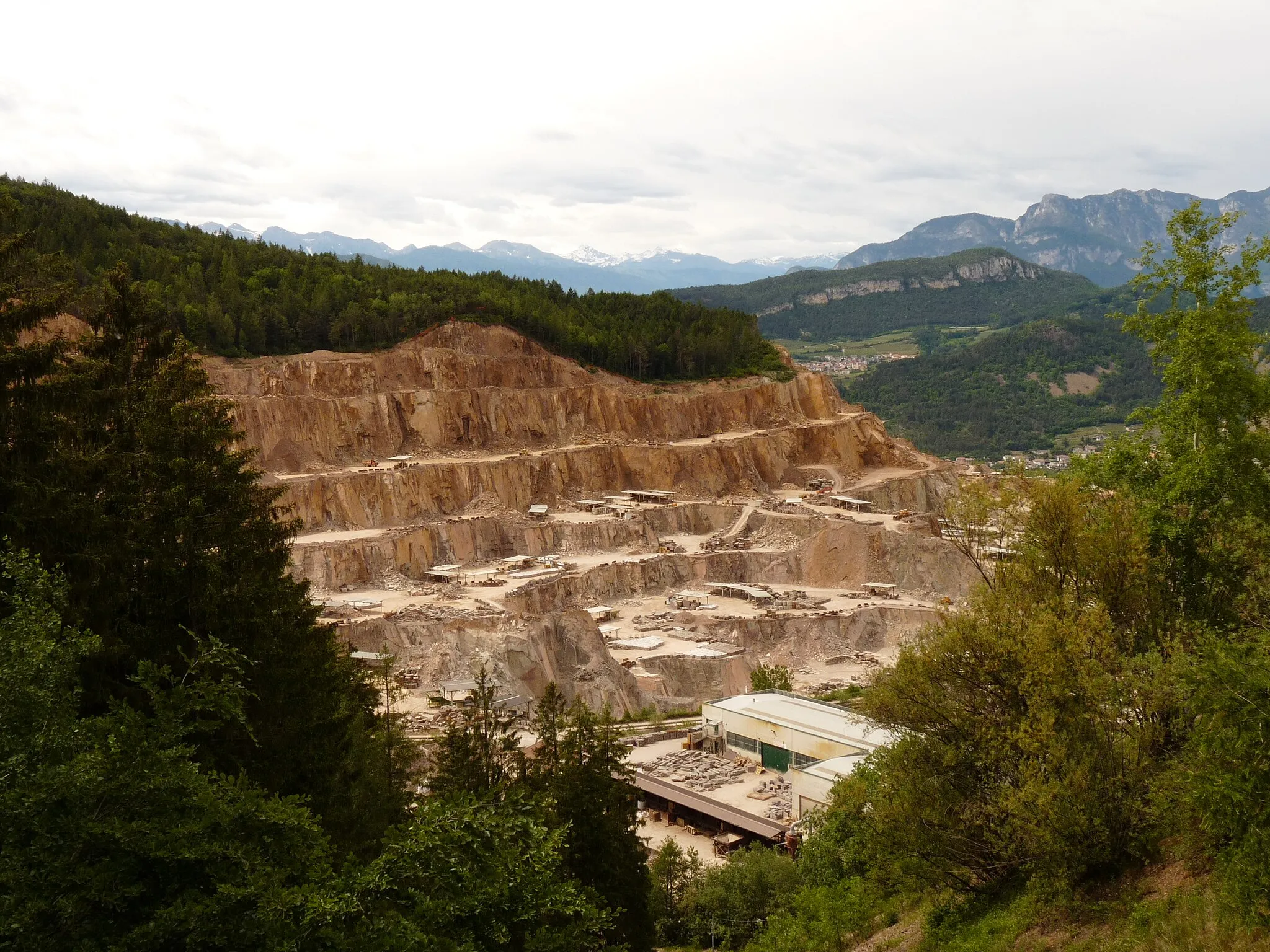 Photo showing: Albiano (Italy): a porphyry quarry