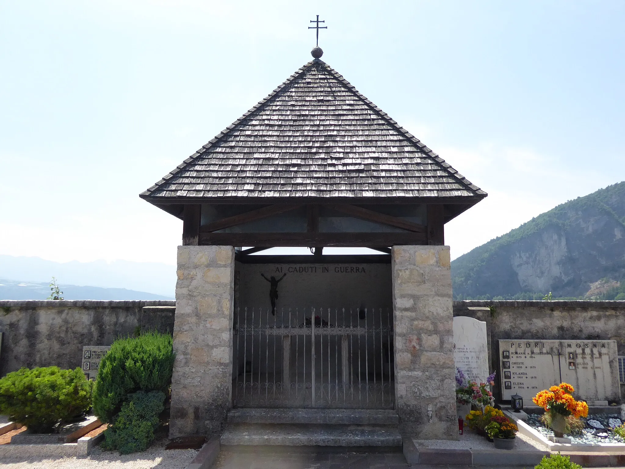 Photo showing: Cagnò (Novella, Trentino, Italy), cemetery chapel