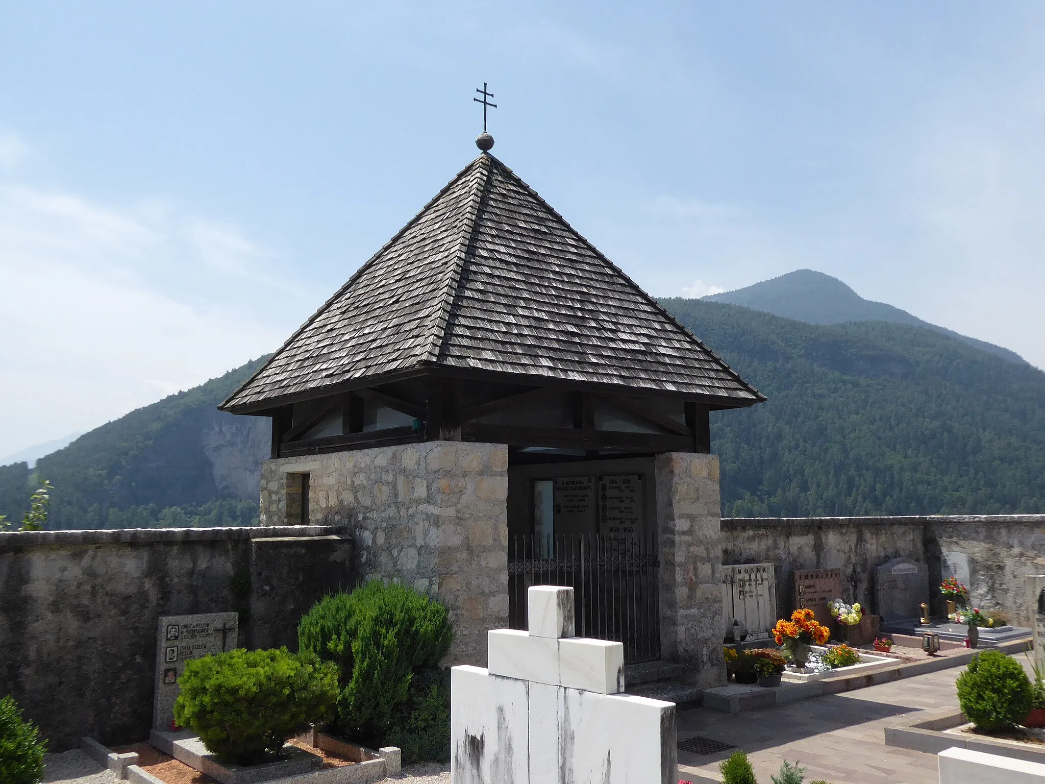 Photo showing: Cagnò (Novella, Trentino, Italy), cemetery chapel